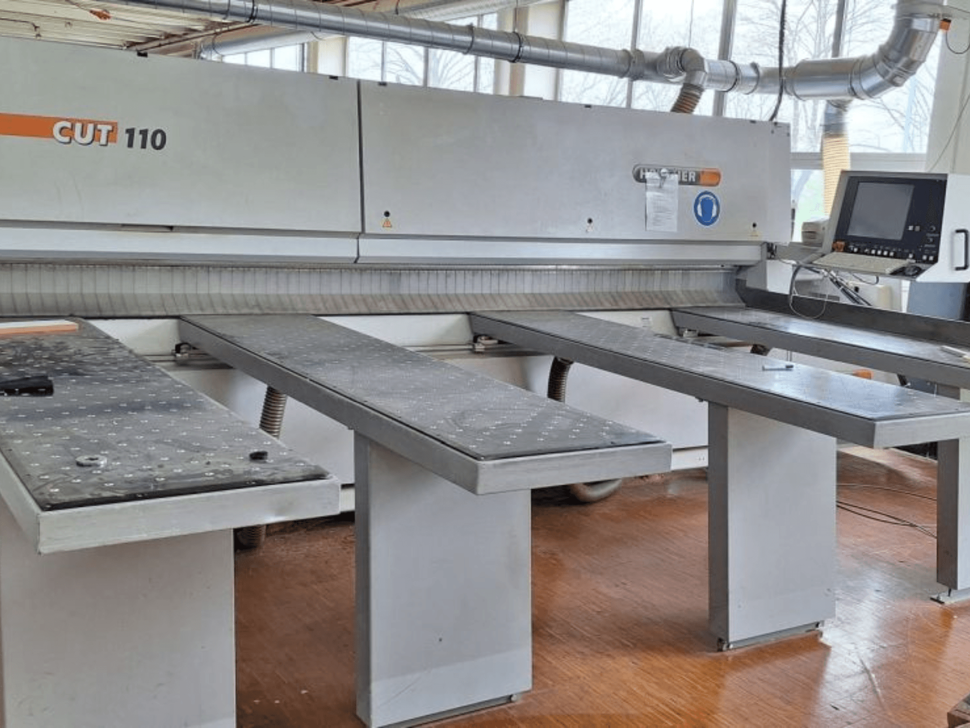 Sezionatrice HOLZHER 6310 CUT 110 in vista frontale, con due tavoli orizzontali e un pannello di controllo digitale.