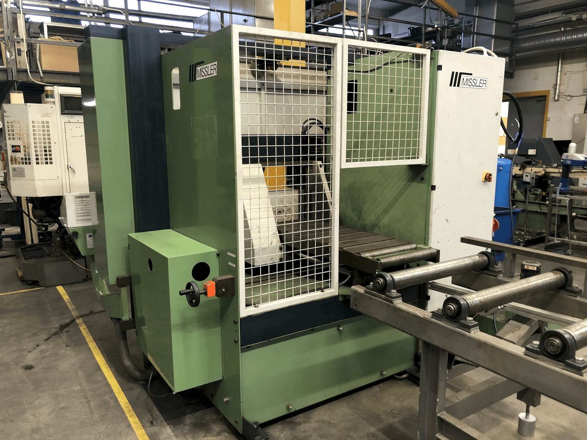 Vista frontale della macchina Missler DEB 410