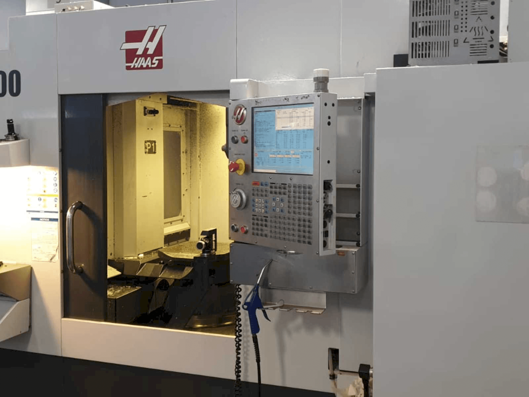 Vista frontale della macchina HAAS EC400