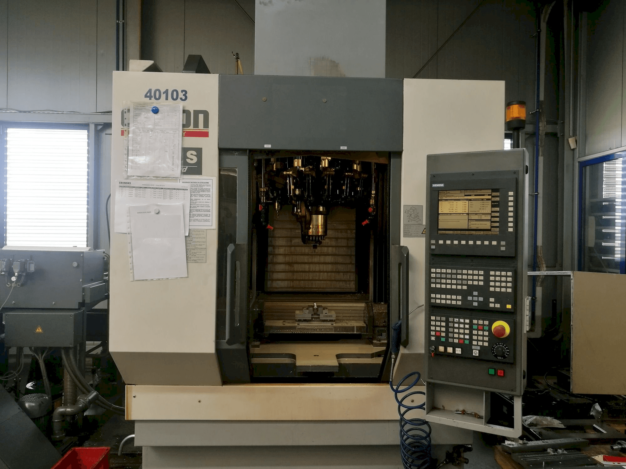 Vista frontale della macchina CHIRON FZ12S