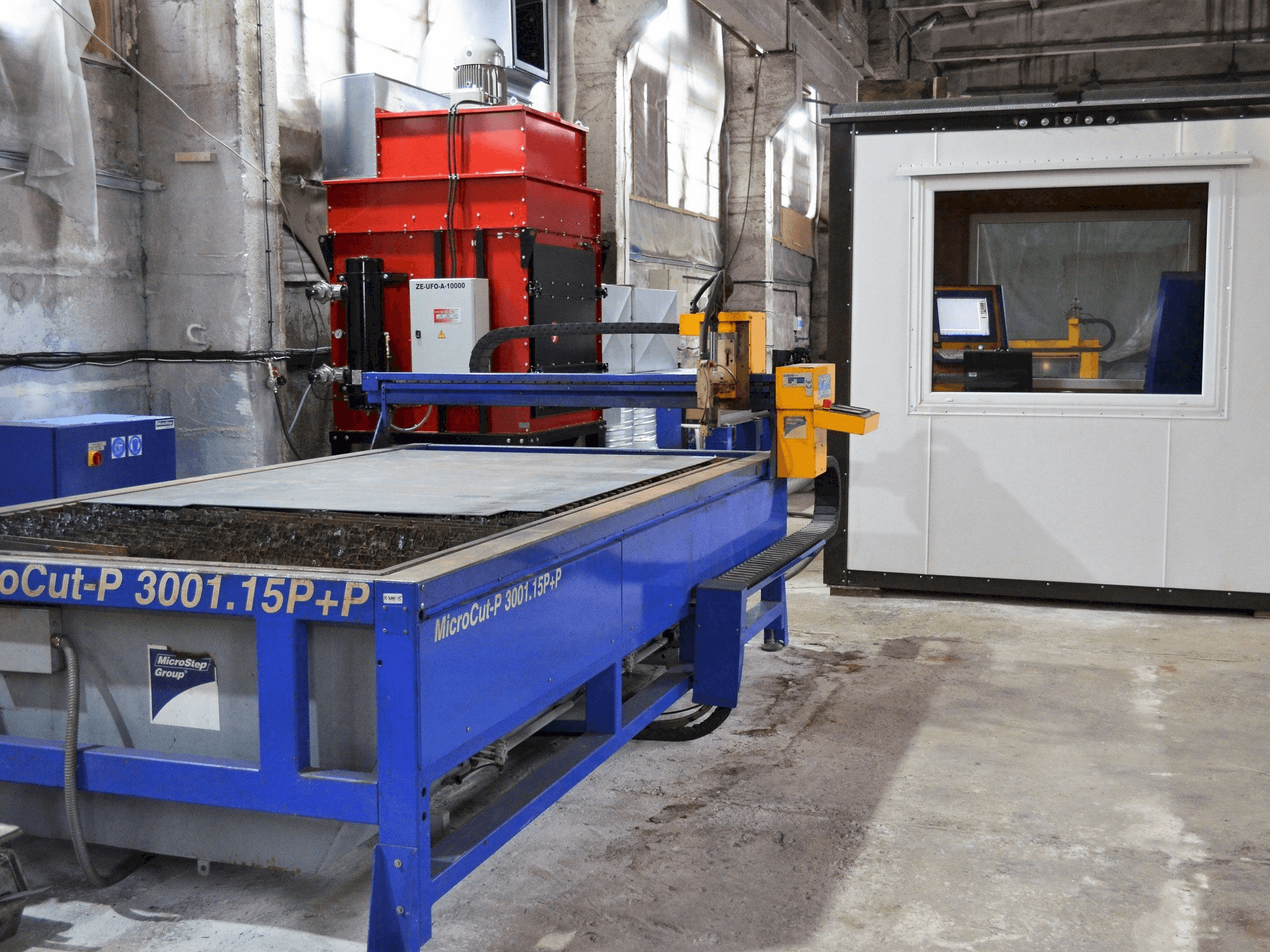 Vista frontale della macchina MicroStep MicroCut-P 3001.15 P+P