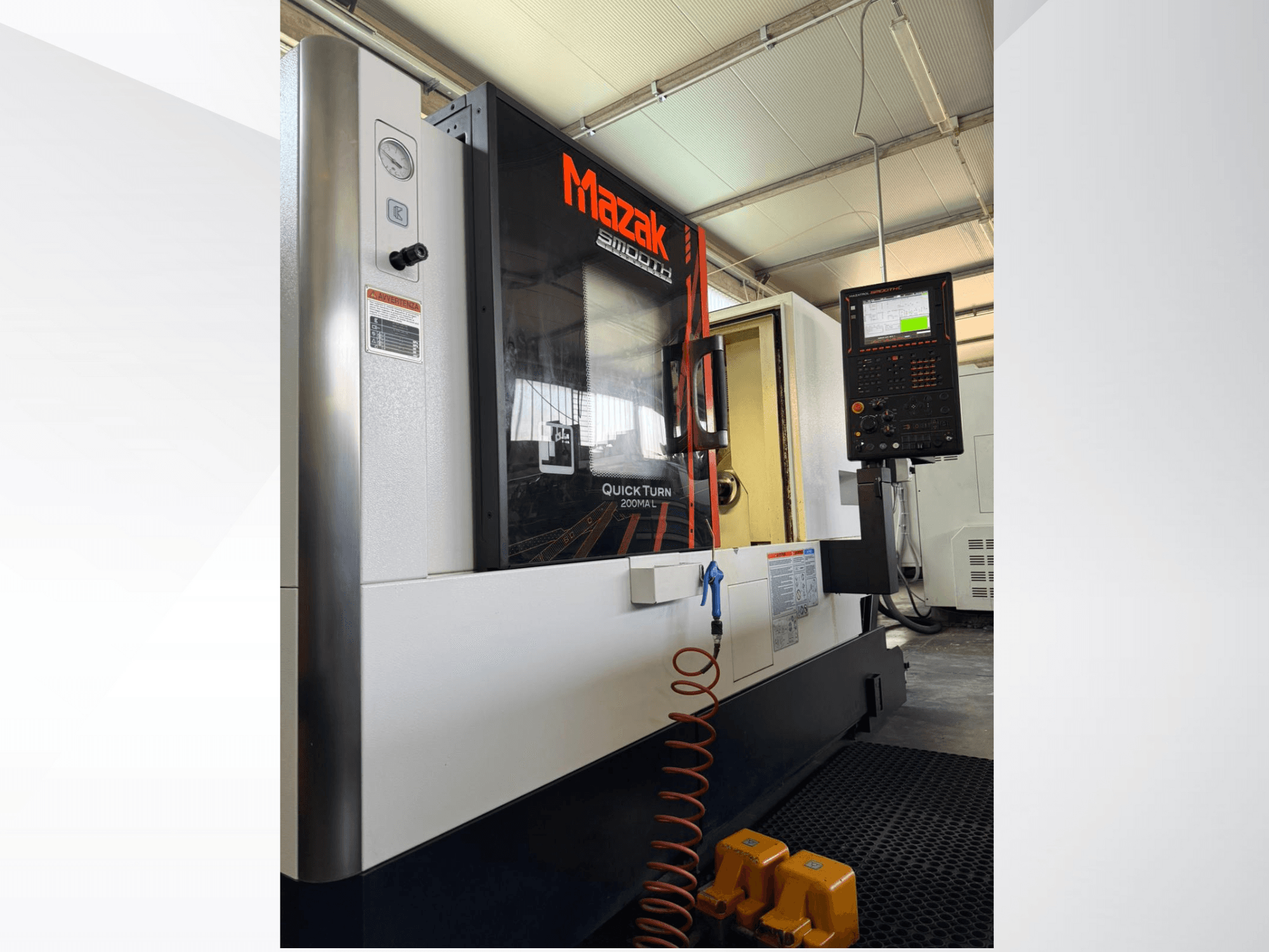 Tornio CNC Mazak Quick Turn in grigio e nero, vista laterale che mostra il pannello di controllo e il manometro. Ideale per lavorazioni di precisione.
