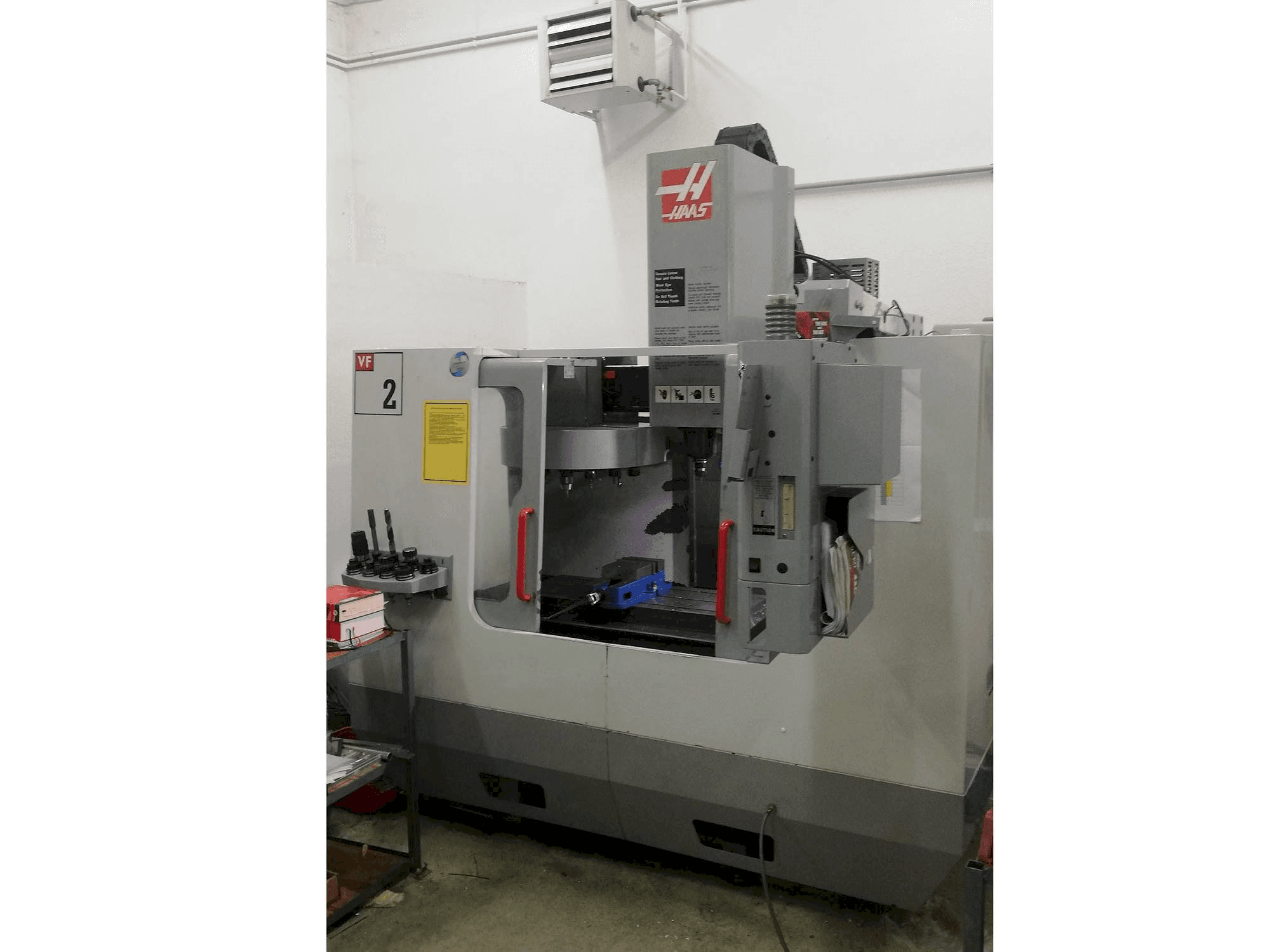 Vista frontale della macchina HAAS VF-2DHE
