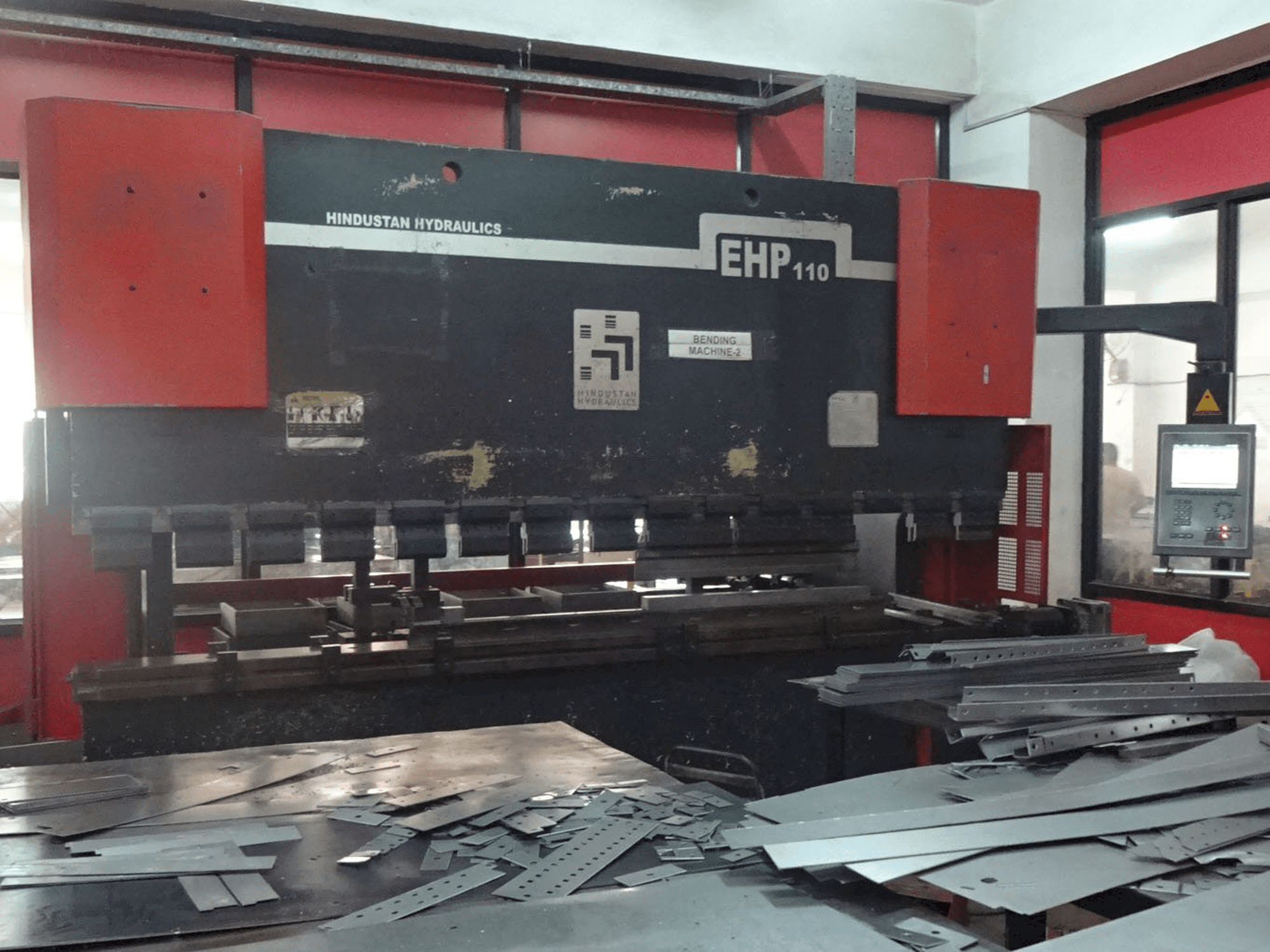 Vista frontale della macchina Hindustan Hydraulics EHP 110