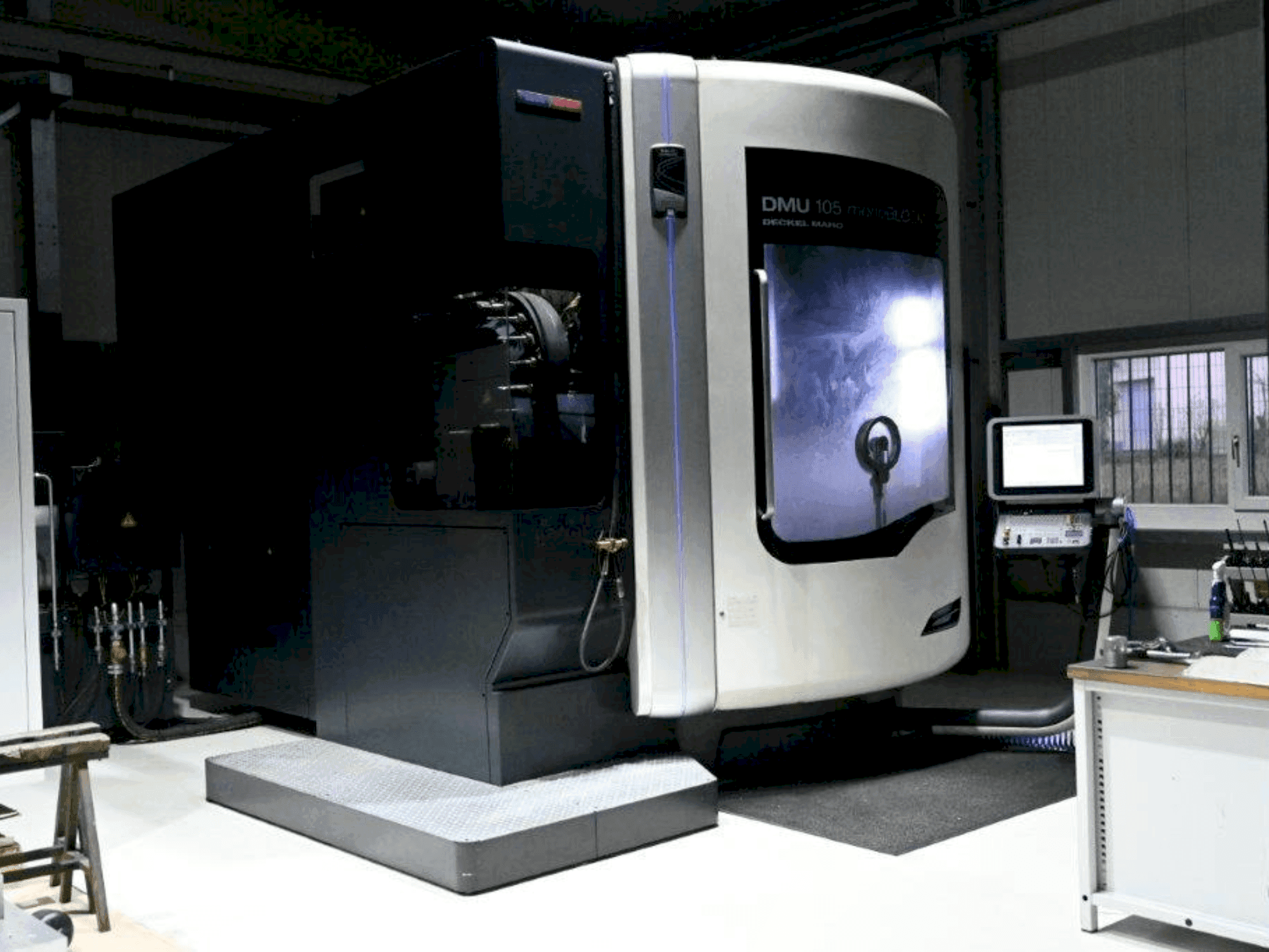 Vista frontale della macchina DMG DMU 105 MonoBlock