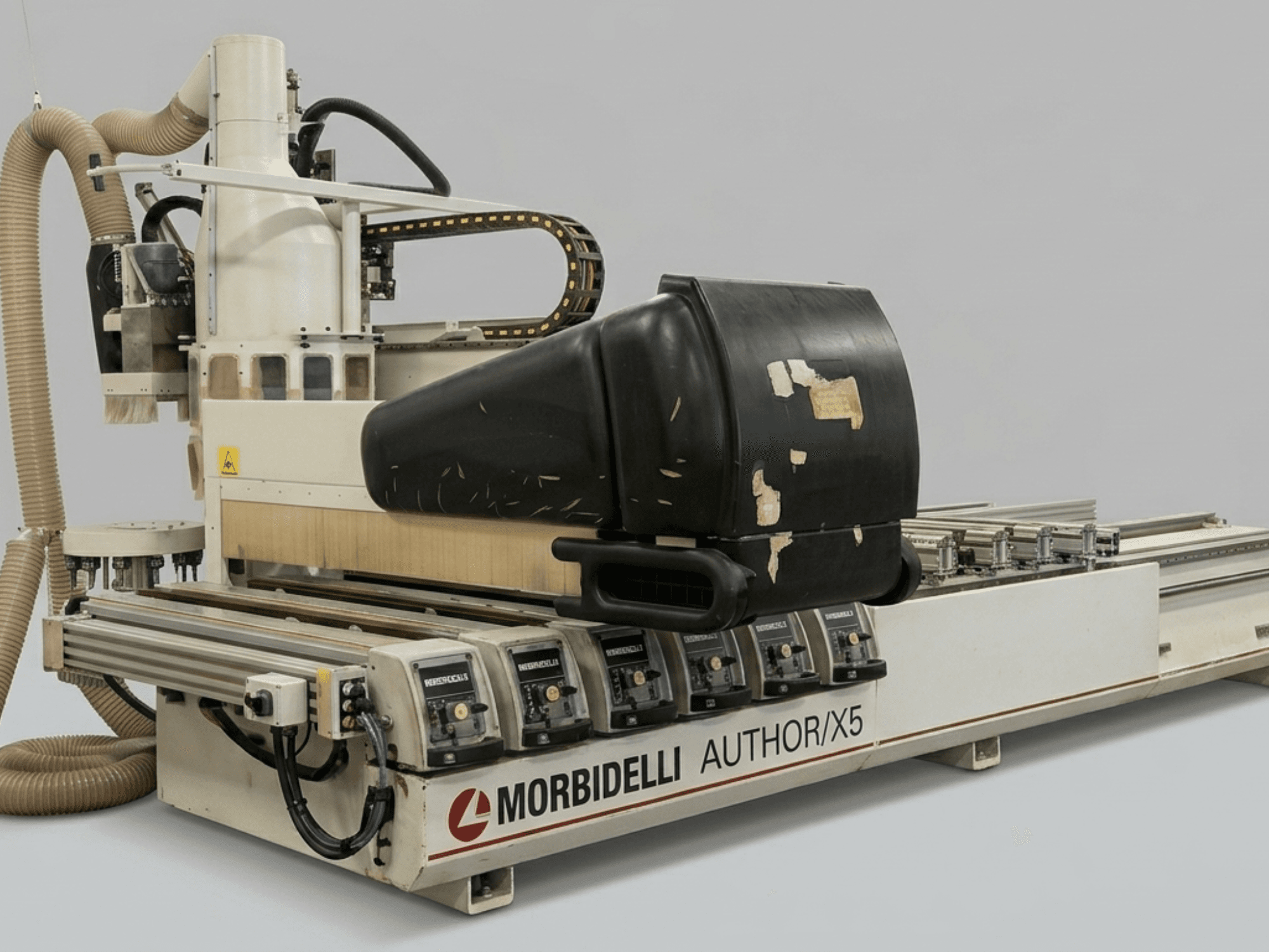 Centro di lavoro per il legno a controllo numerico MORBIDELLI Author X5 in vista laterale, con la testa della fresa e i componenti lineari.