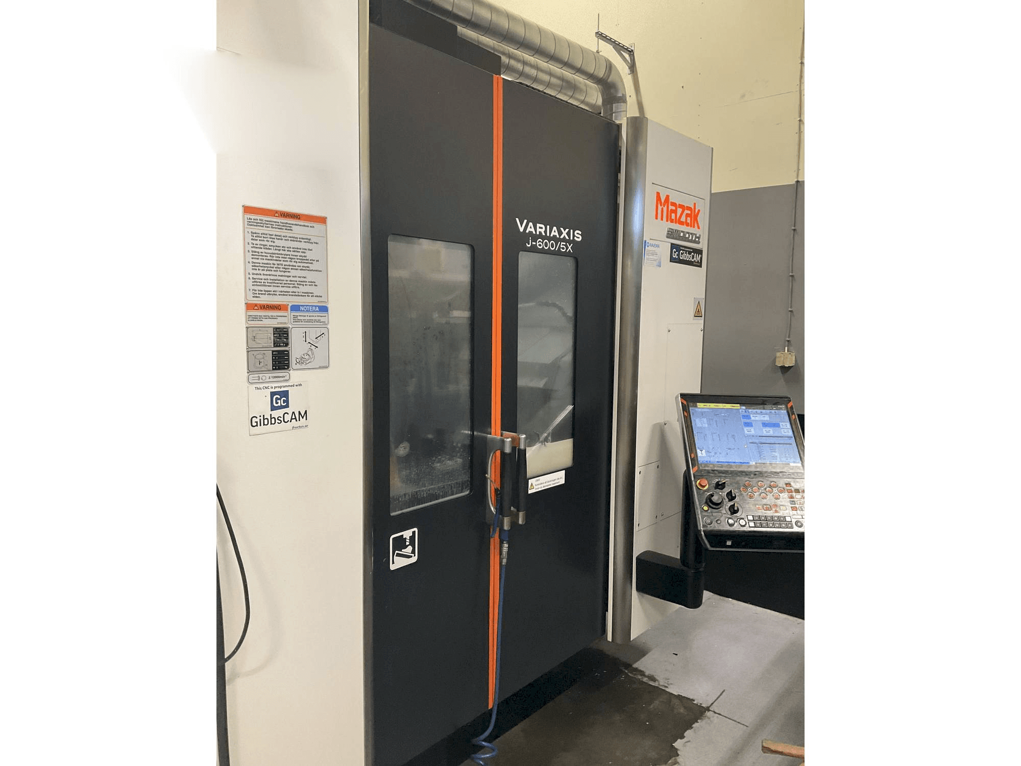 Vista frontale della macchina Mazak Variaxis J-600