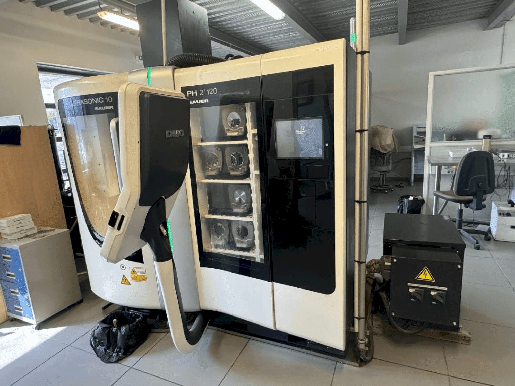 Vista frontale della macchina DMG ULTRASONIC 10/ DENTAL 10