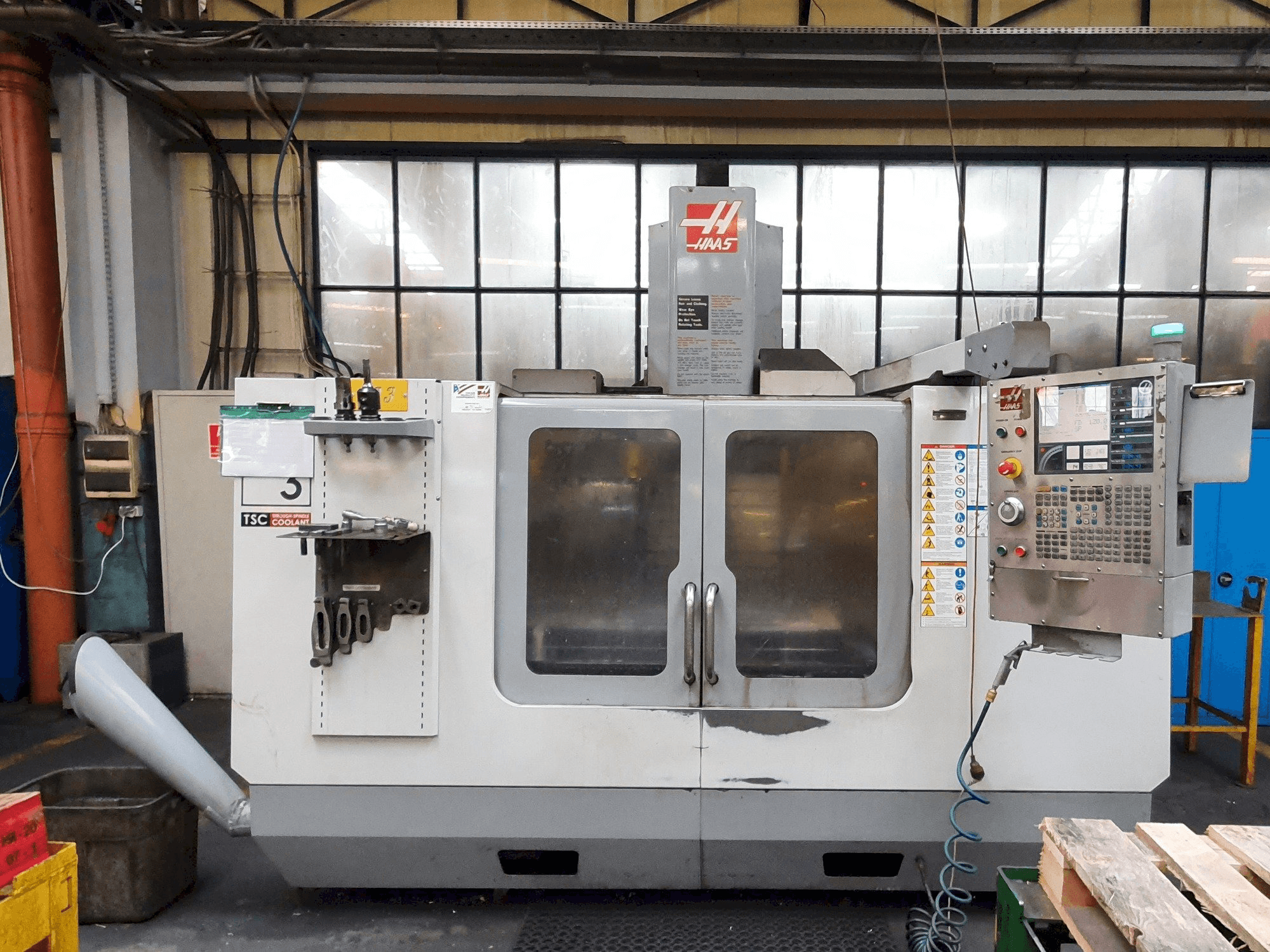 Vista frontale della macchina HAAS VF-3 BHE