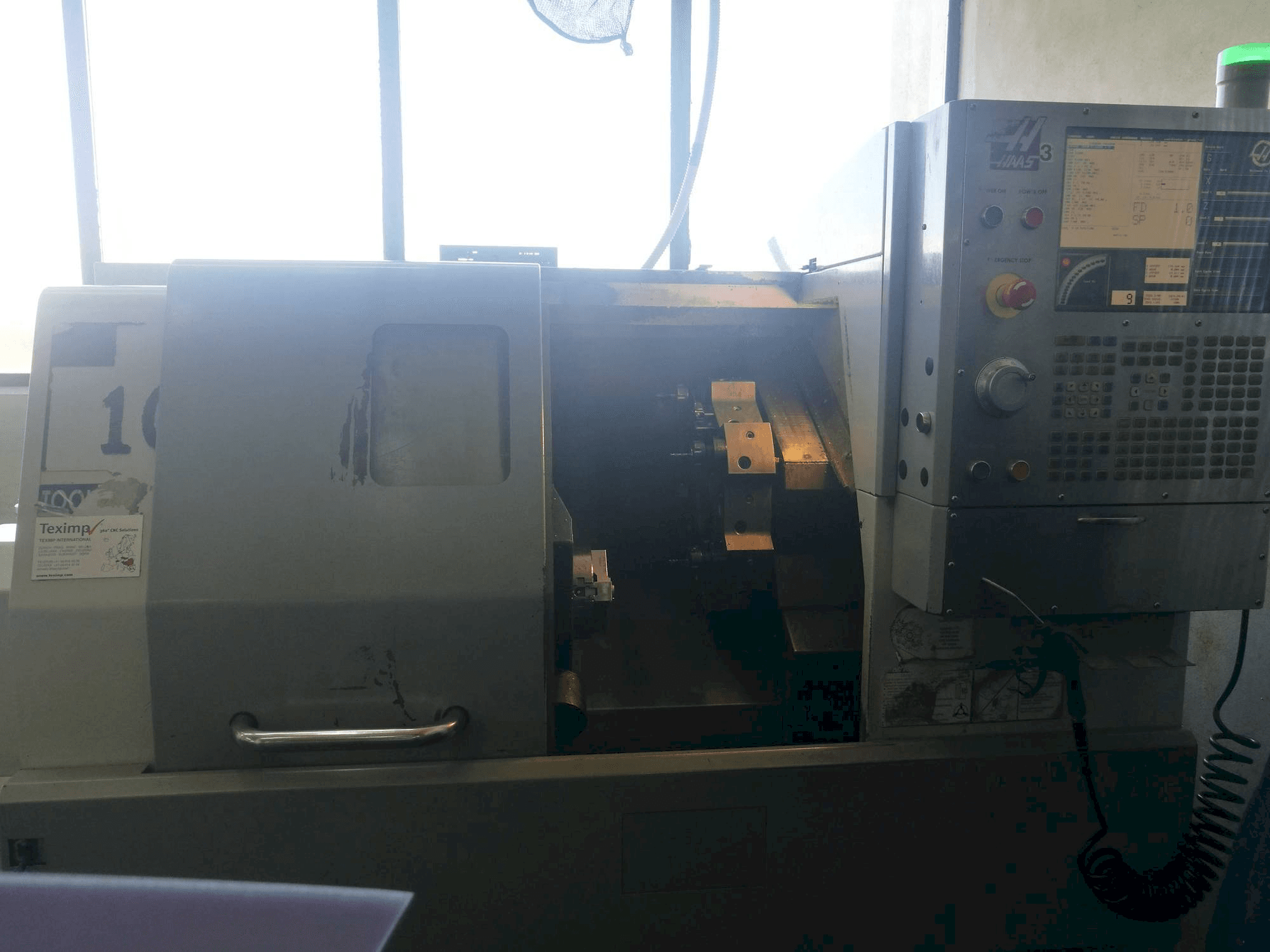 Vista frontale della macchina HAAS SL-10HE