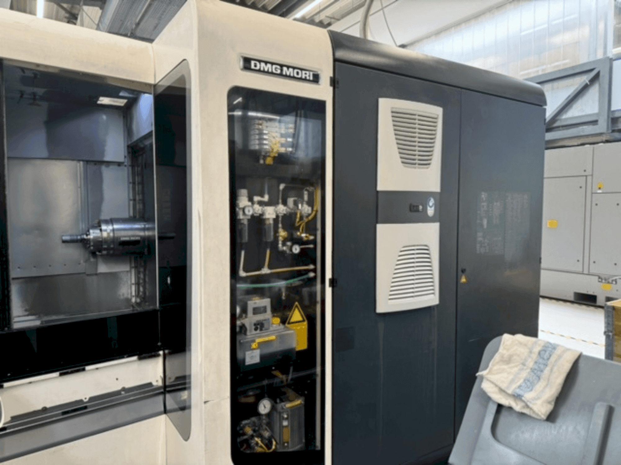 Vista frontale della macchina DMG MORI NHX 4000
