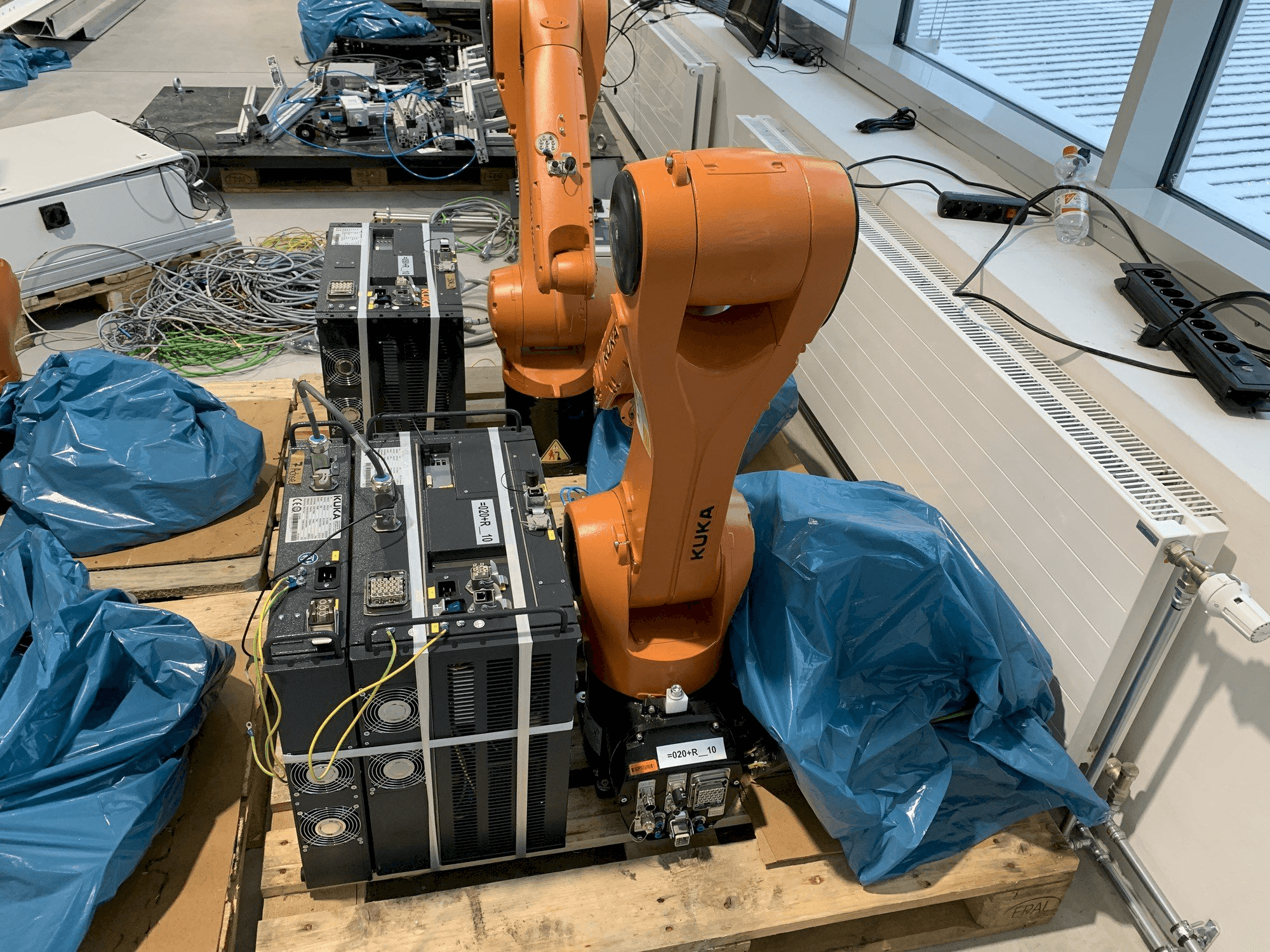 Vista frontale della macchina KUKA KR10 R1100