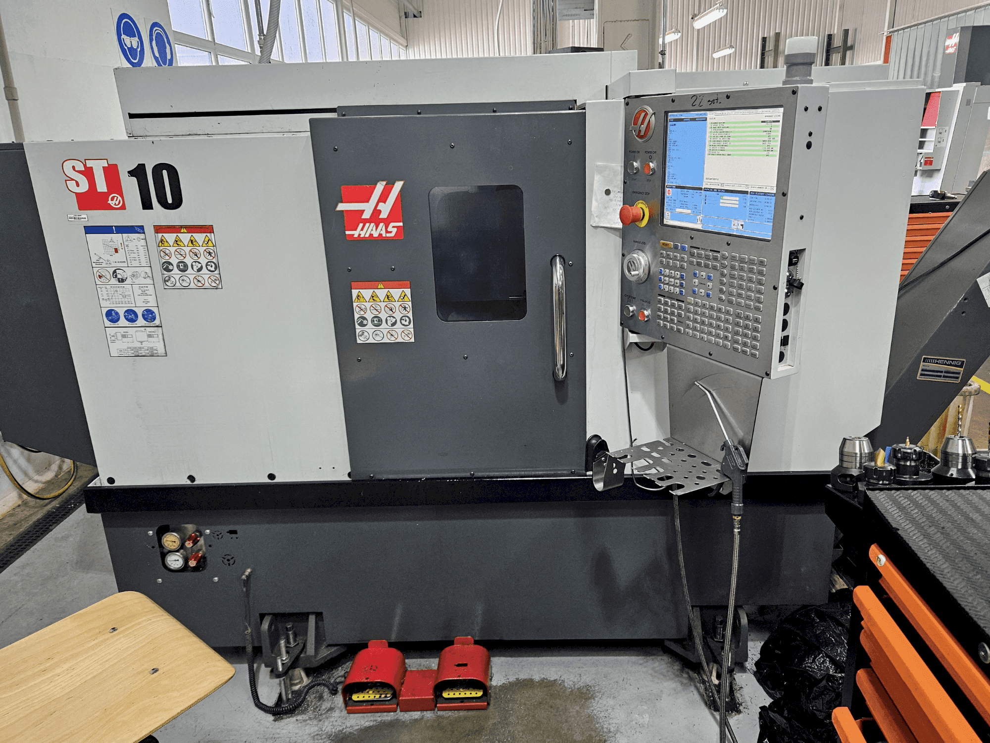 Vista frontale della macchina HAAS ST-10