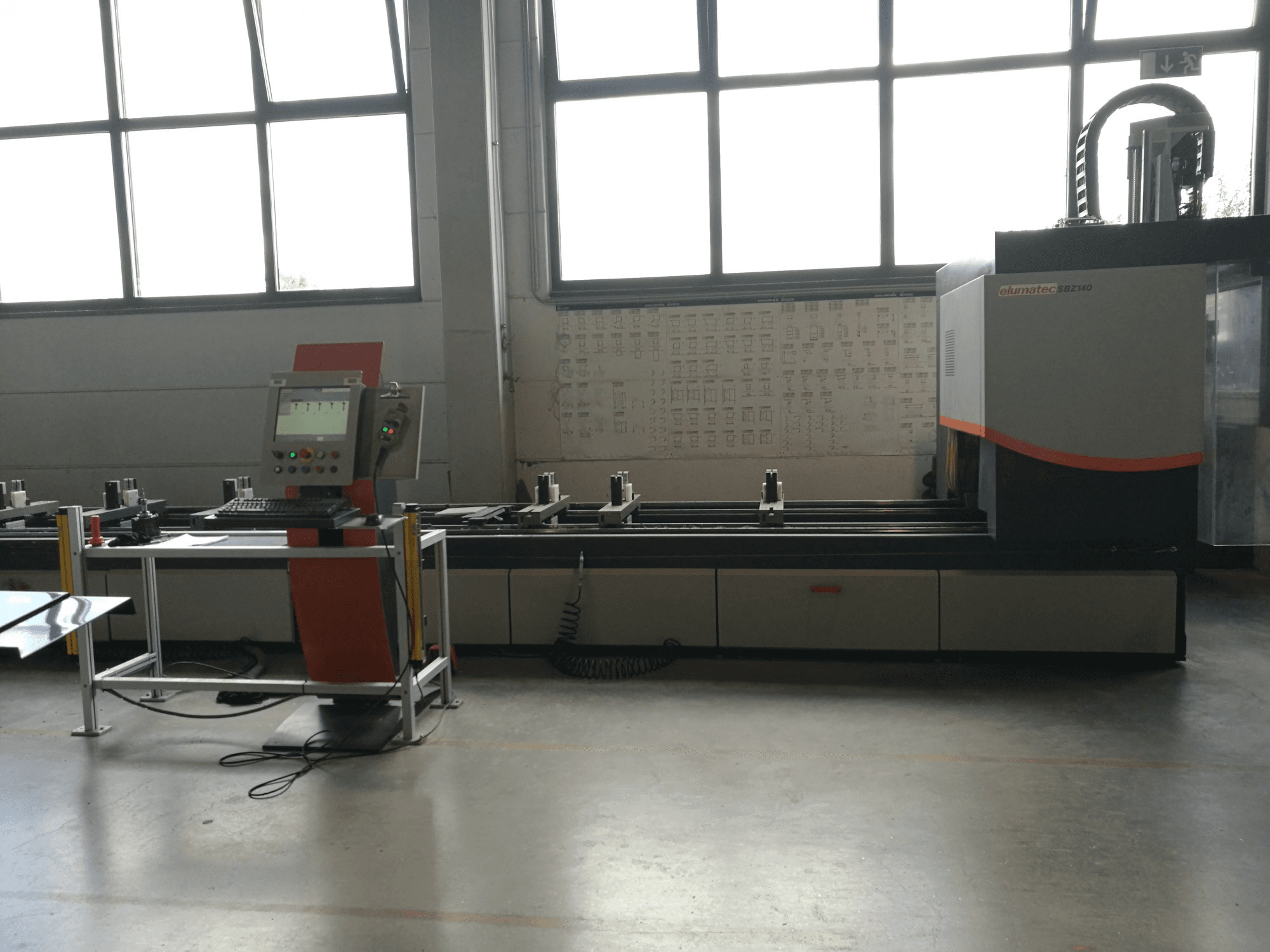 Vista frontale della macchina elumatec SBZ 140