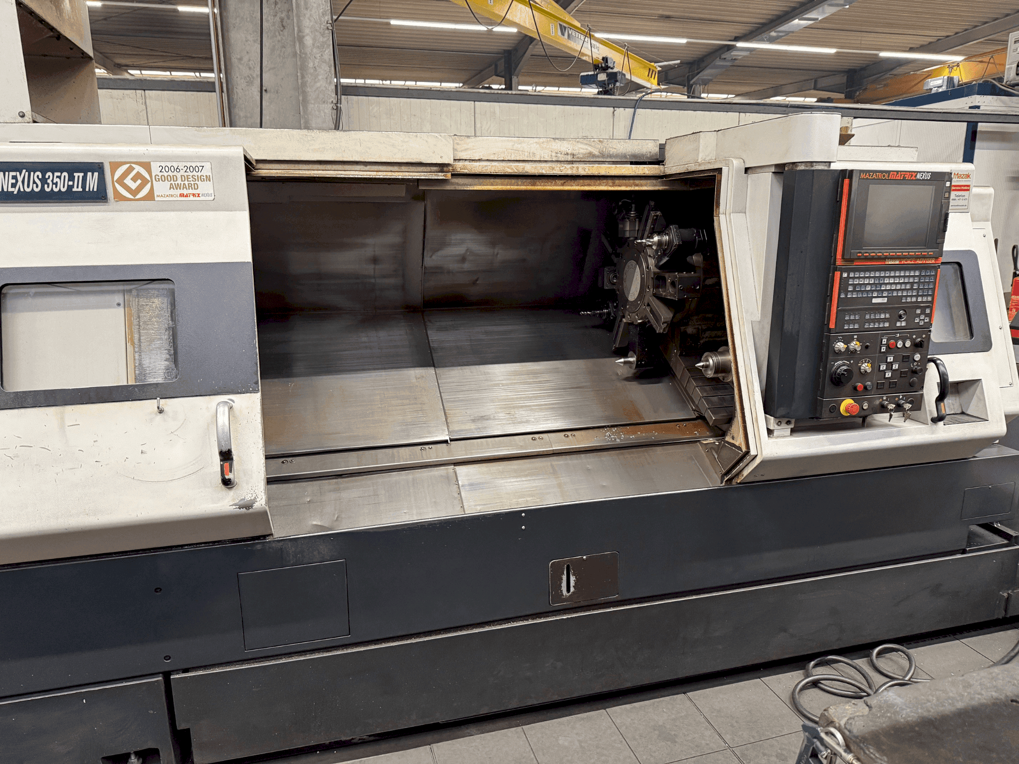Vista frontale della macchina Mazak Quick Turn Nexus 350-II M