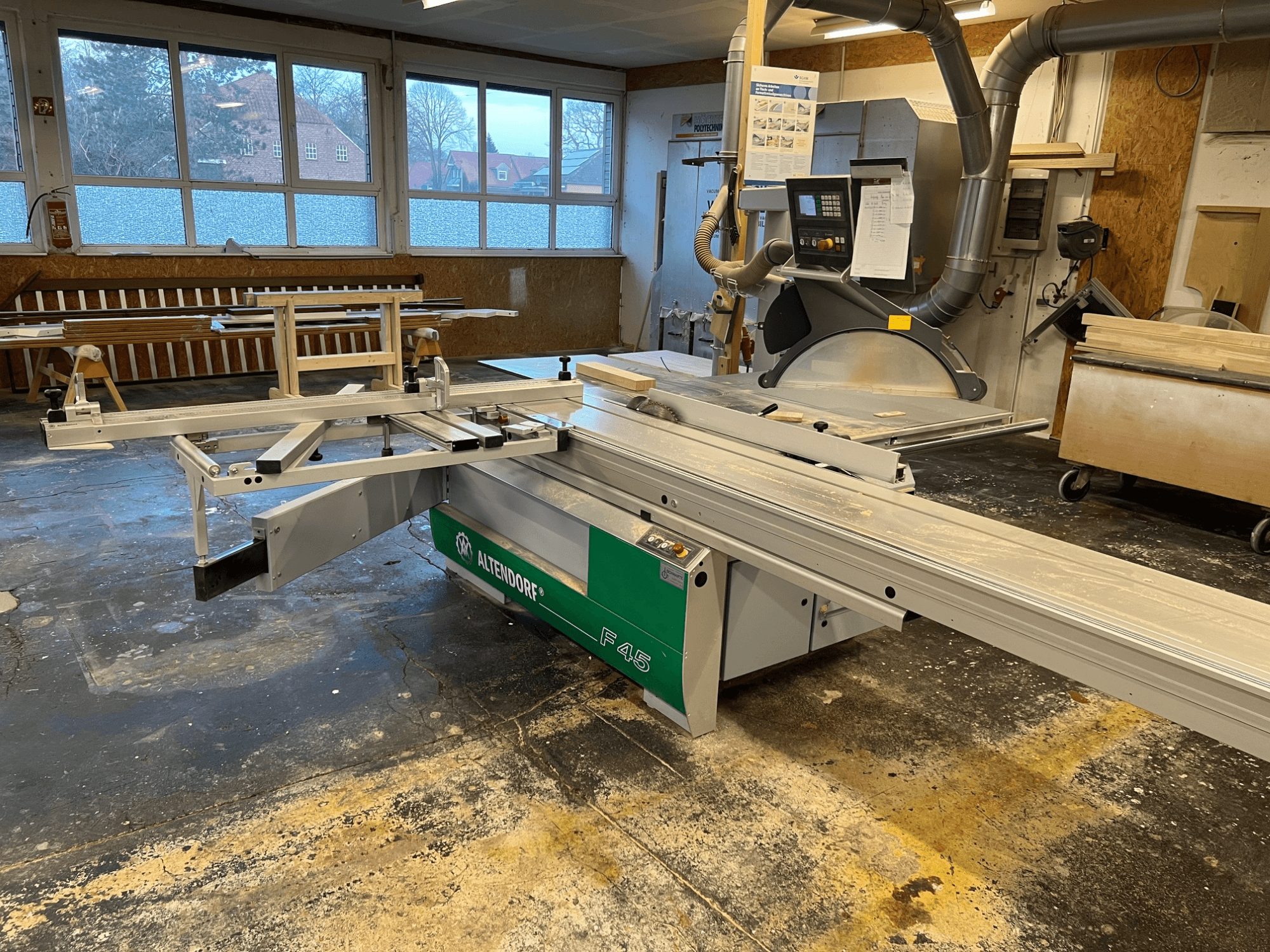 Sega da banco Altendorf F45 in un'officina, vista frontale che mostra il braccio regolabile e il pannello di controllo, ideale per lavori di taglio di precisione.
