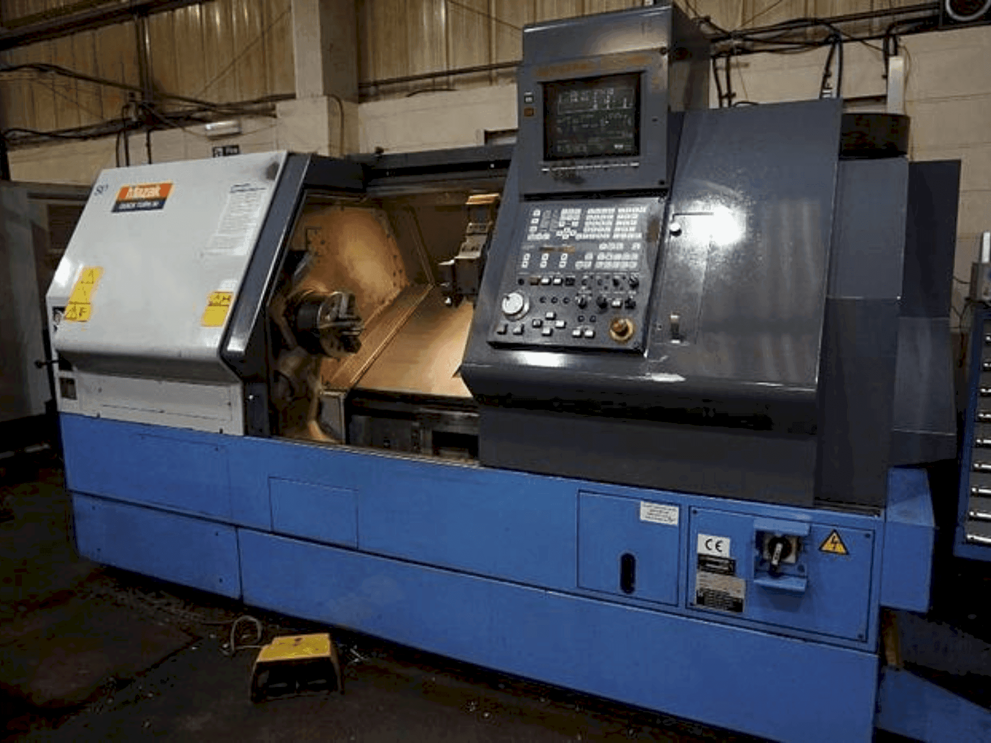 Vista frontale della macchina Mazak QT30