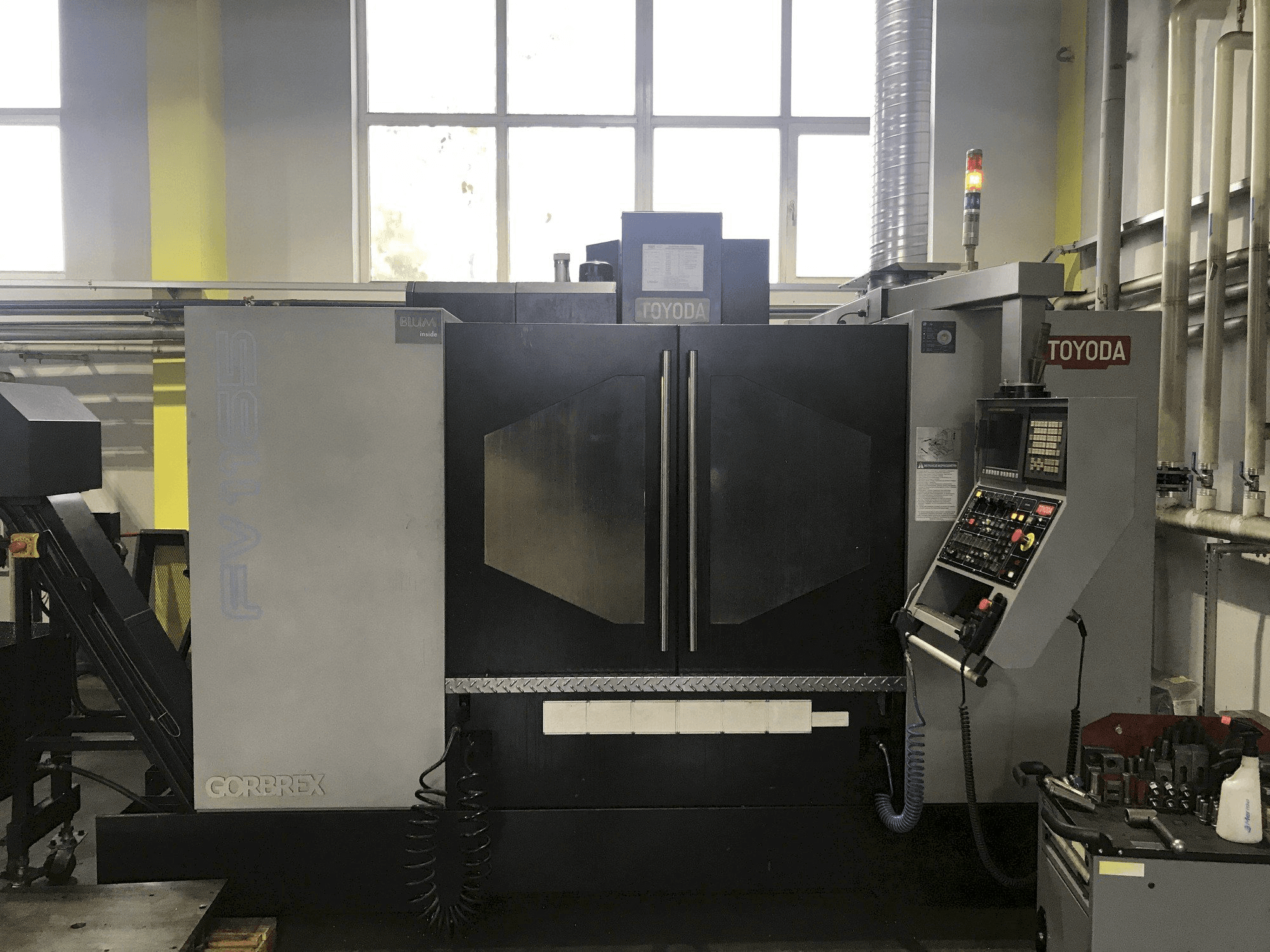 Vista frontale della macchina TOYODA FV1165