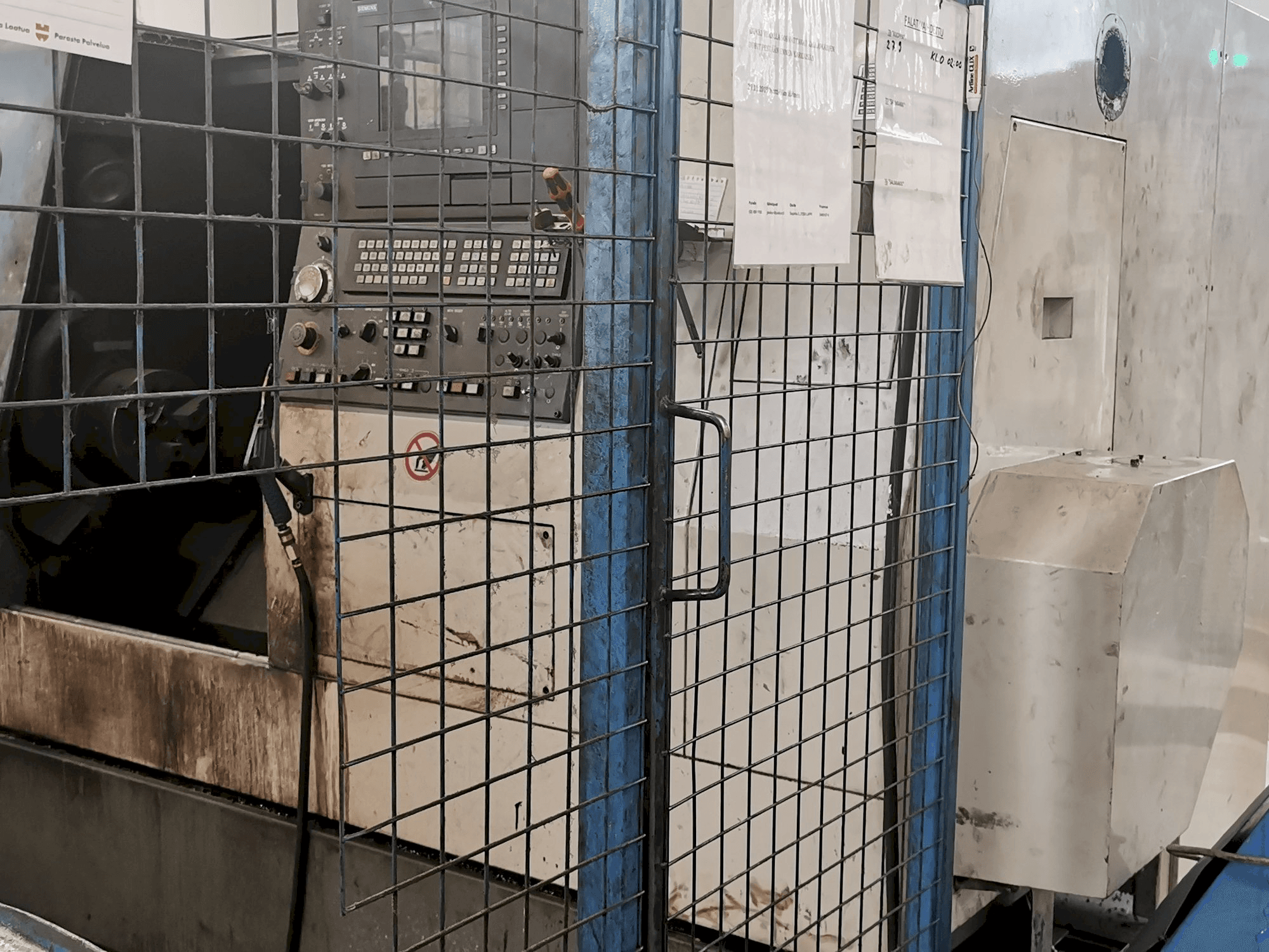 Vista frontale della macchina Hyundai HIT 250 S