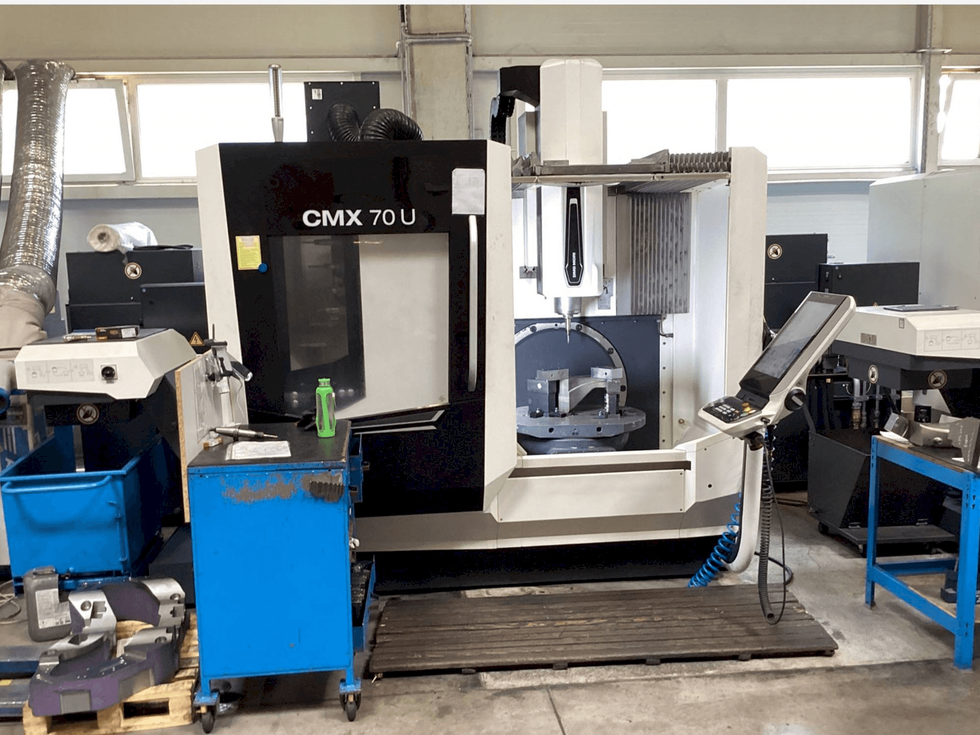 Vista frontale della macchina DMG MORI CMX 70U