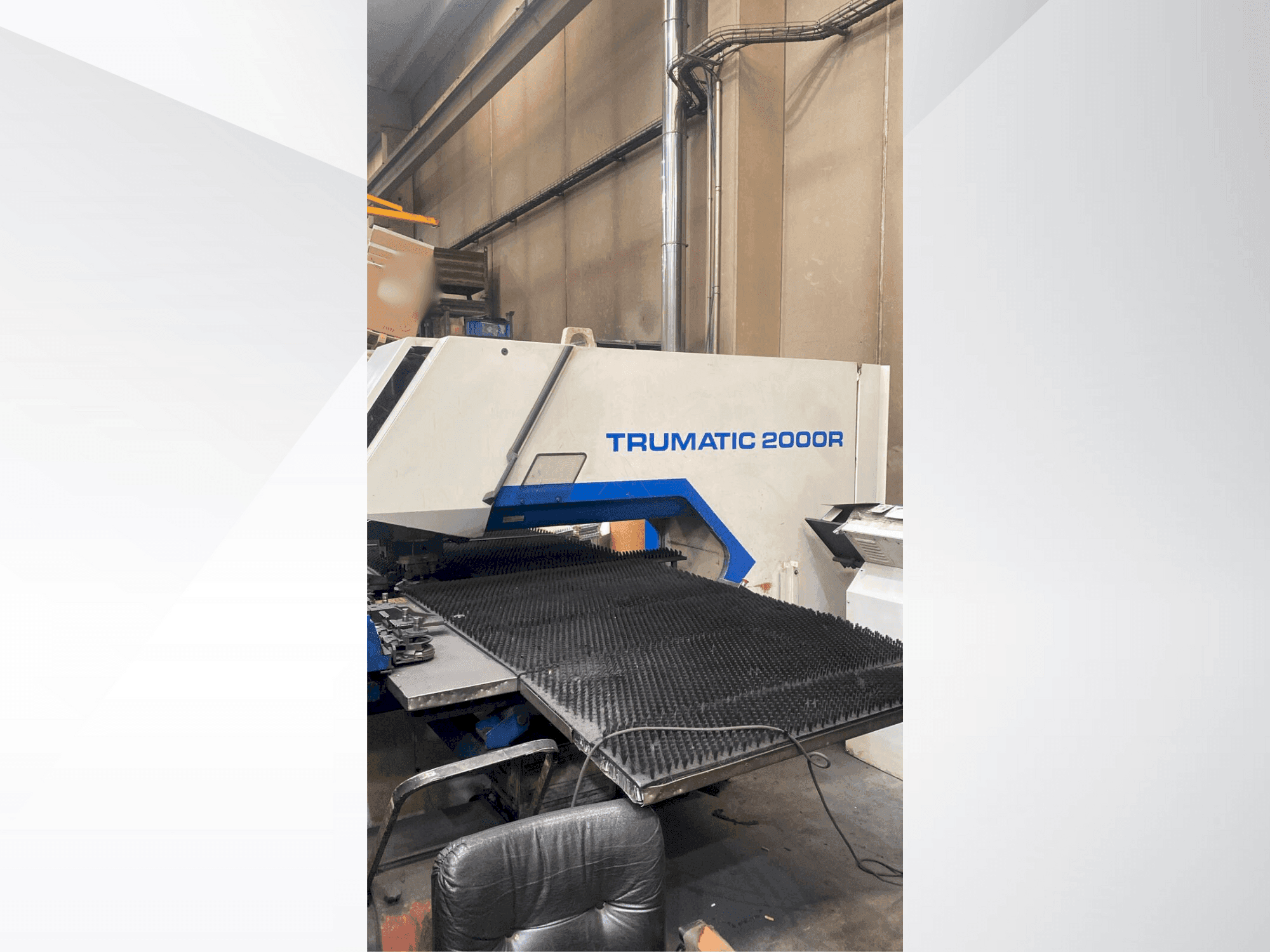 Vista frontale della macchina TRUMPF TC2000R