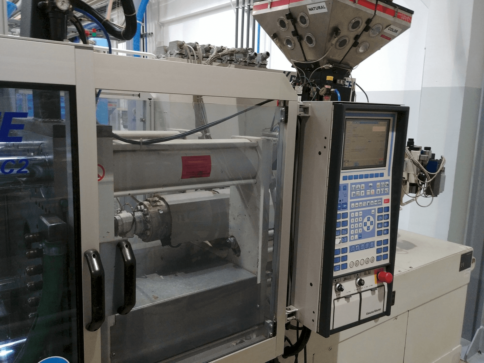 Vista lato sinistro della macchina Krauss Maffei KM 80-220 C