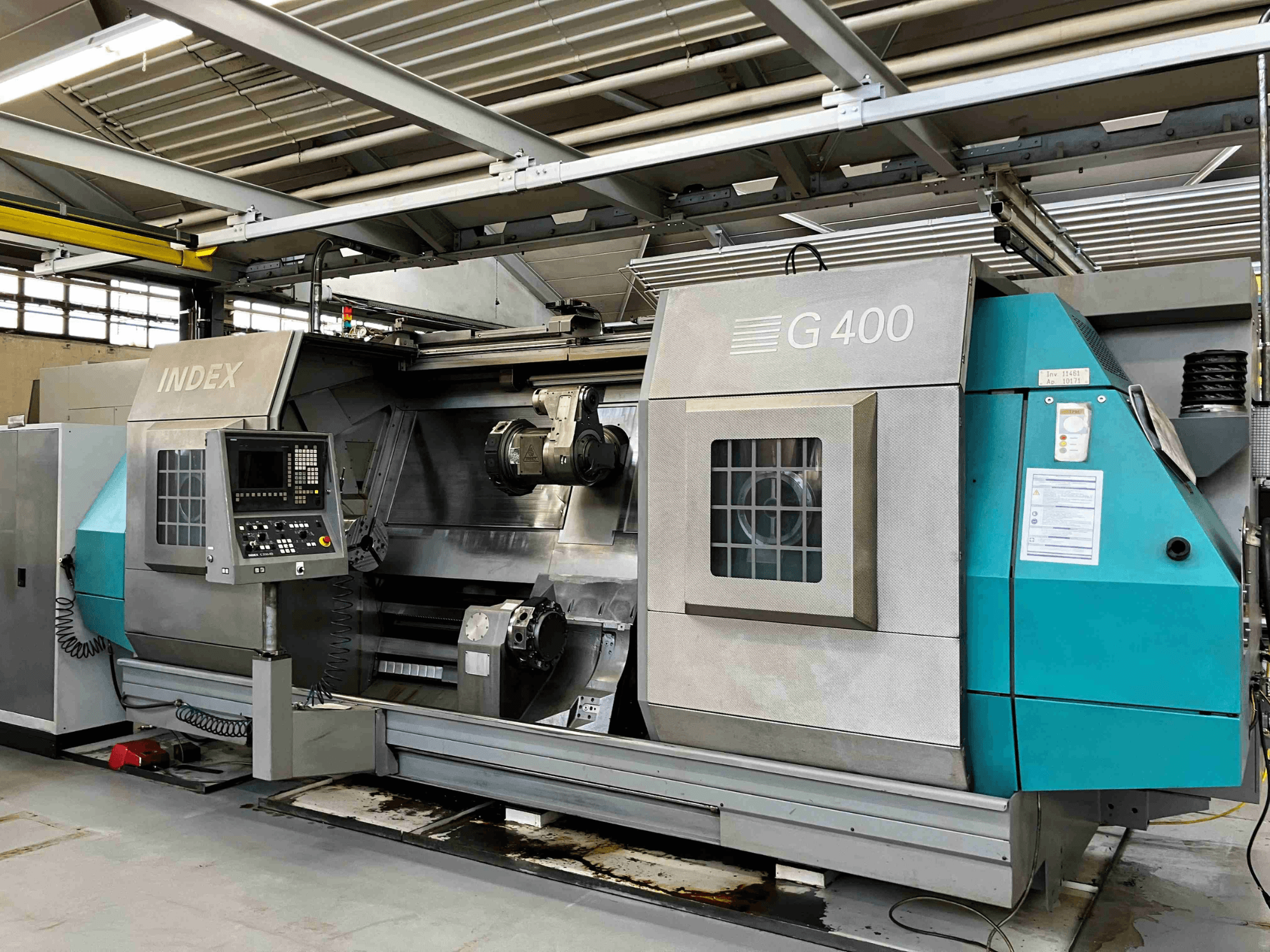 Tornio CNC INDEX G400, vista frontale, con pannello di controllo con display numerico e doppio mandrino per lavorazioni di precisione.
