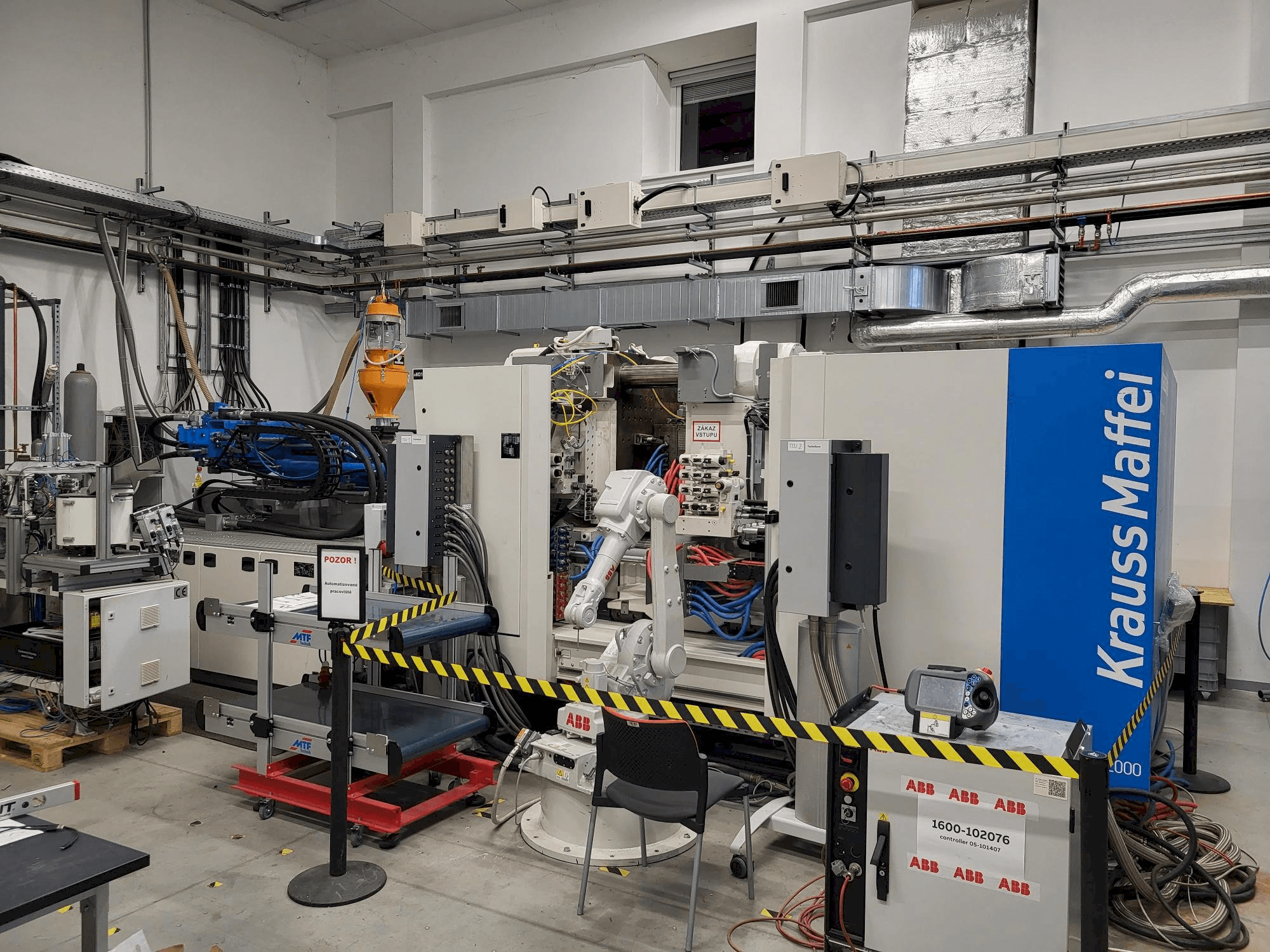 Vista frontale della macchina Krauss Maffei GX 451-2000