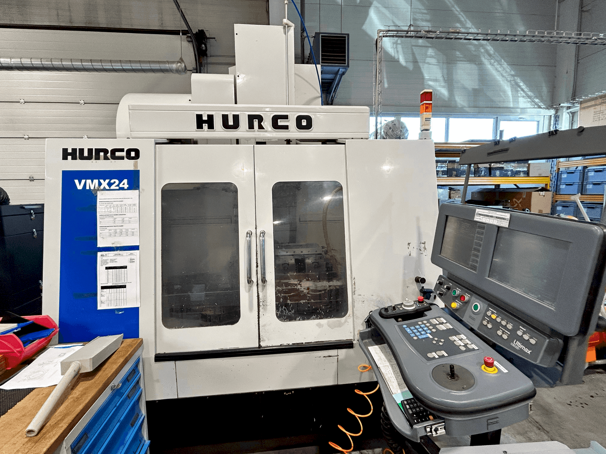 Vista frontale della macchina Hurco VMX24