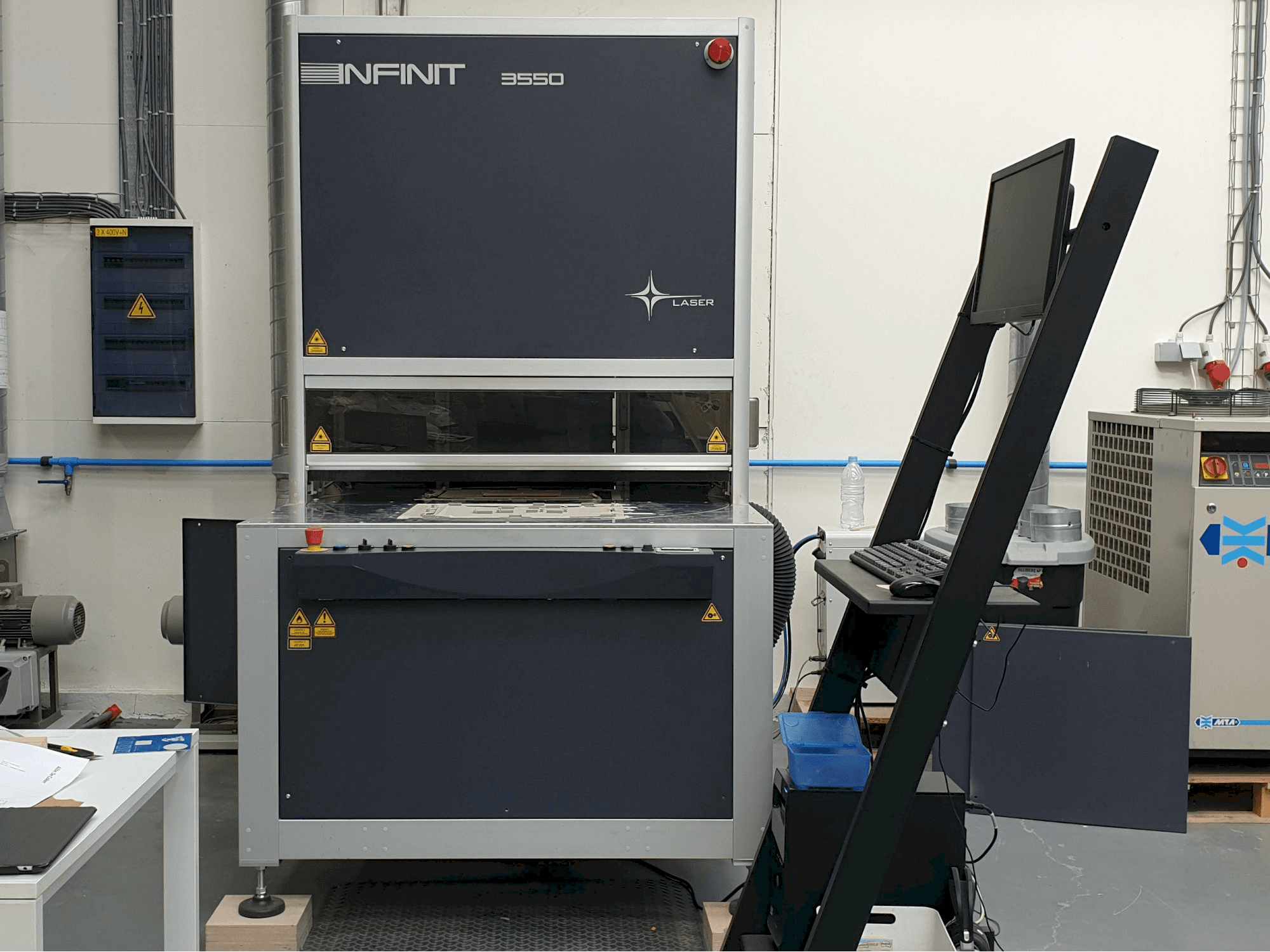 Vista frontale della macchina SEI Laser INFINITY 3550