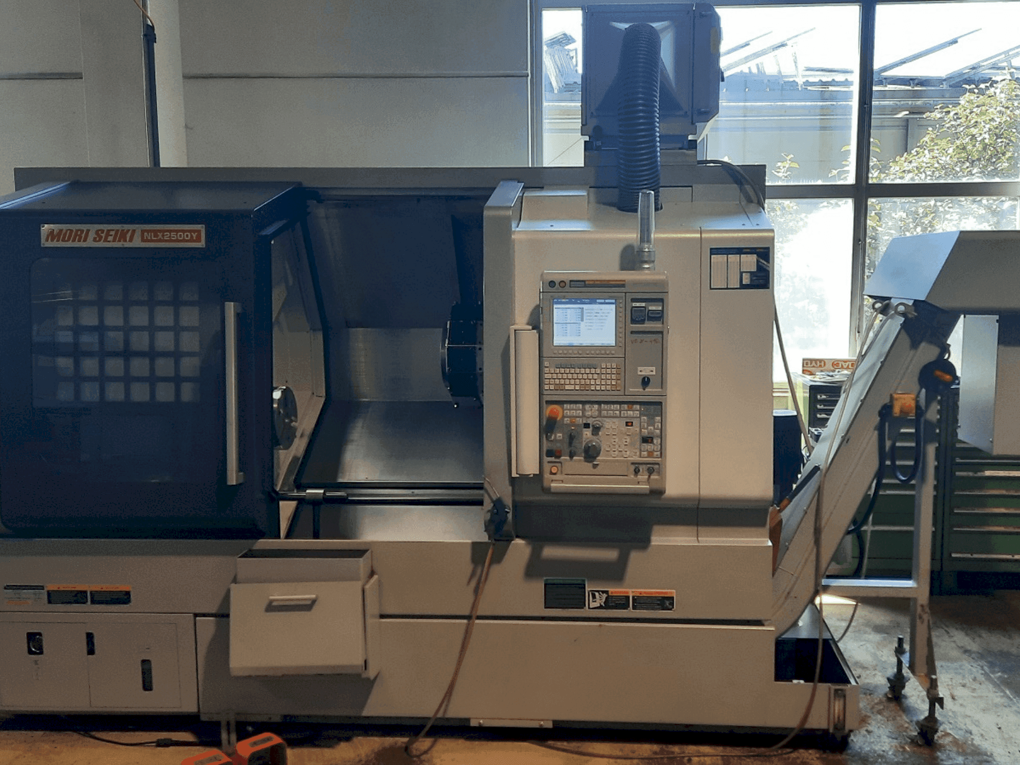 Vista frontale della macchina DMG Mori Seiki NLX2500Y 700