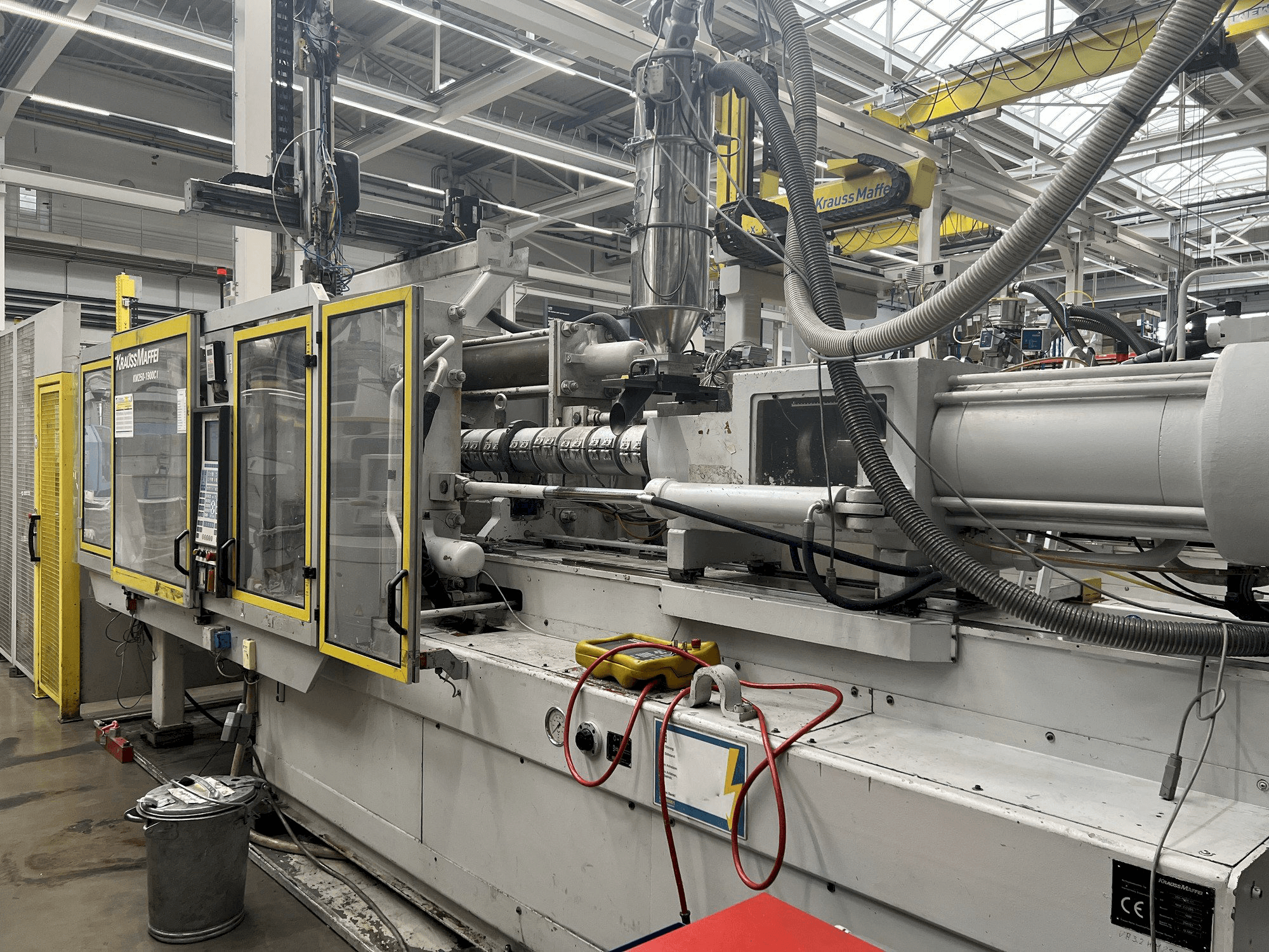 Vista frontale della macchina Krauss Maffei KM 250