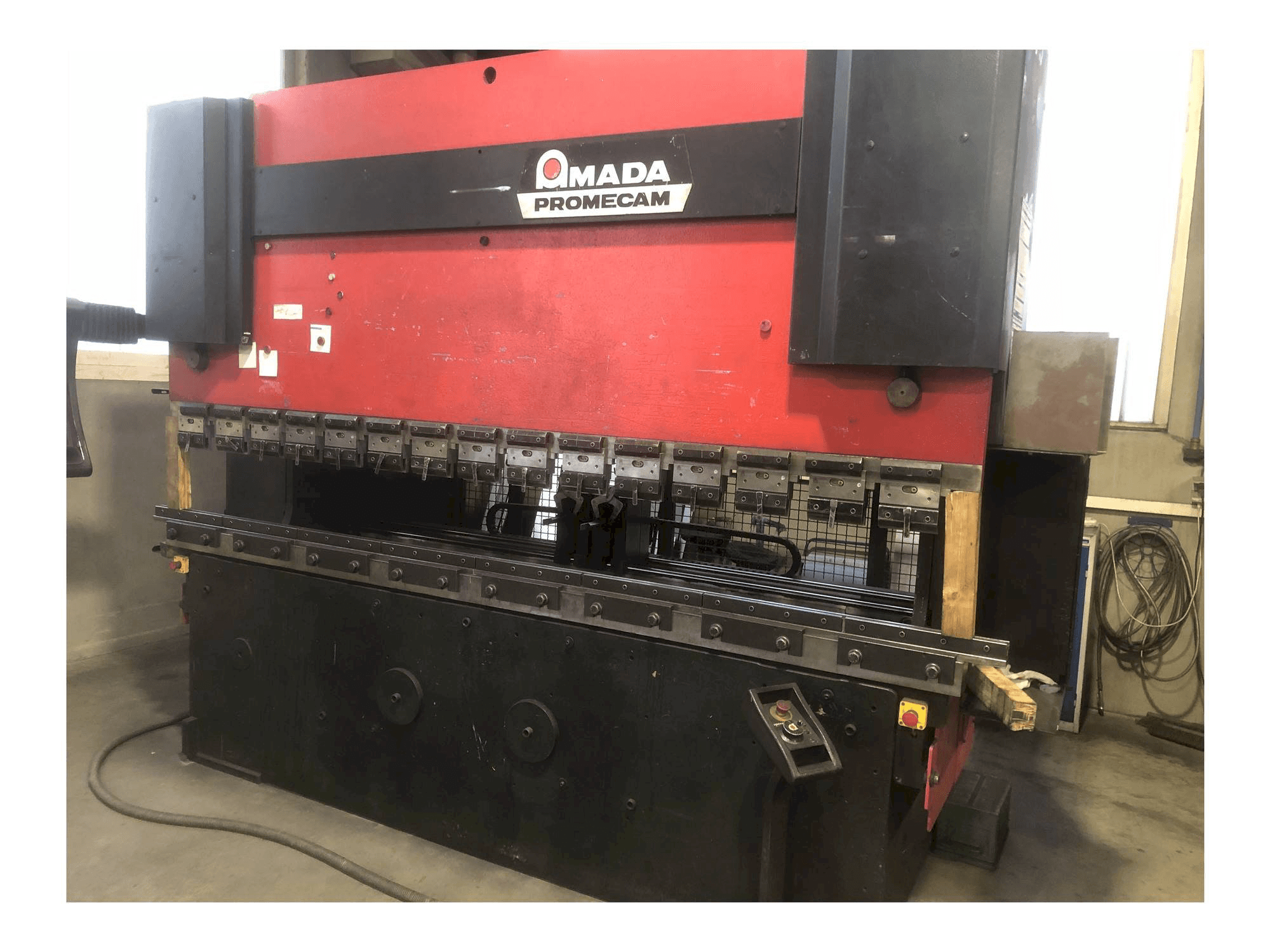 Vista frontale della macchina AMADA HFB 125