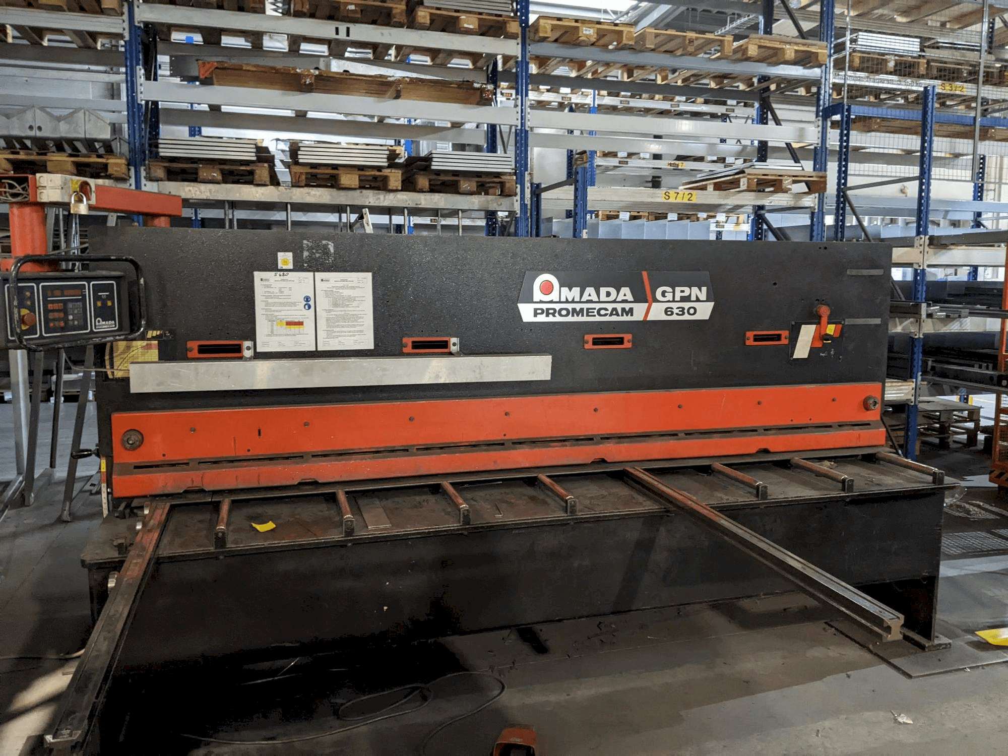 Vista frontale della macchina AMADA Promecam Gpn 630