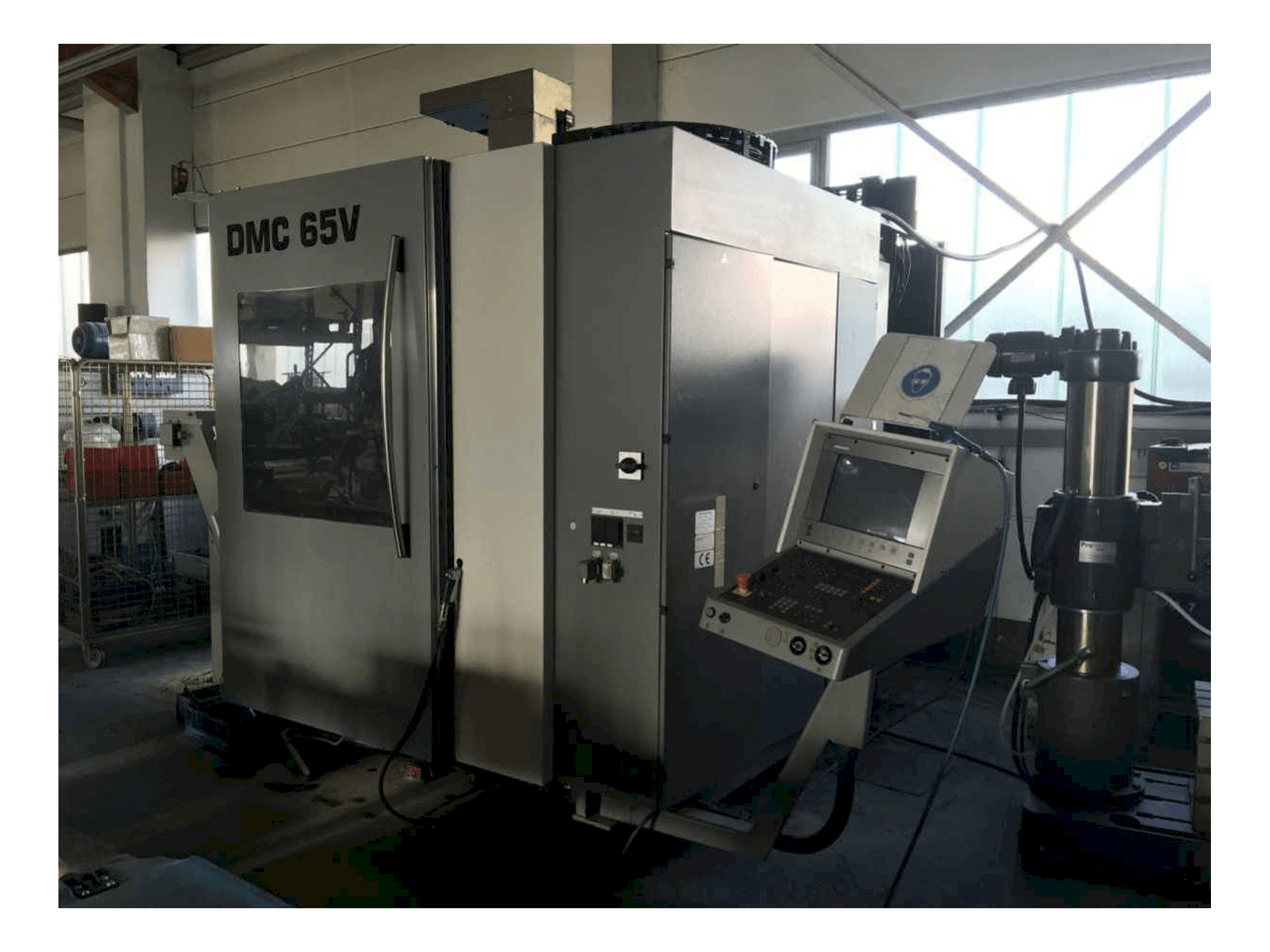 Vista frontale della macchina DECKEL MAHO DMC65V