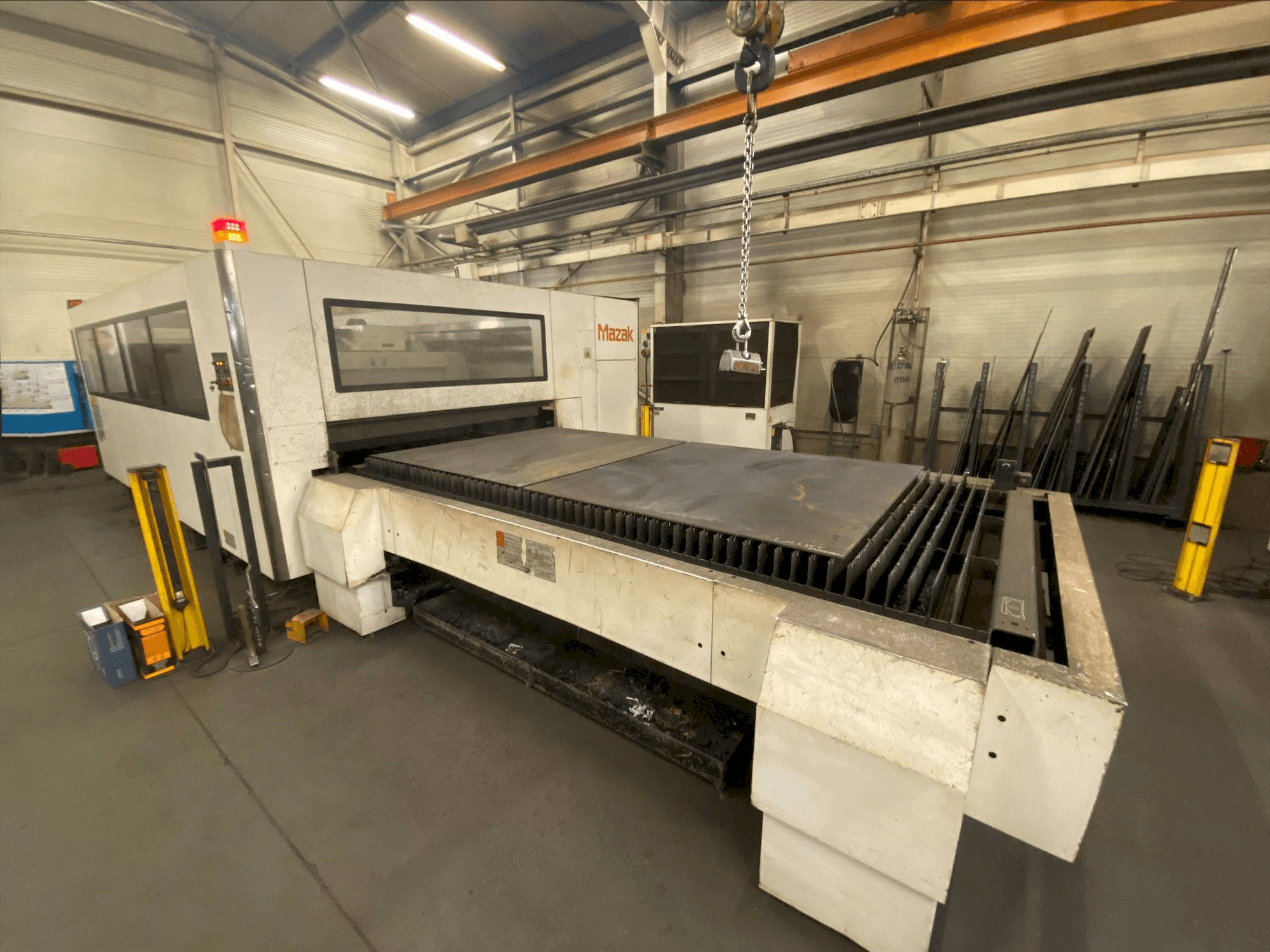 Vista frontale della macchina Mazak OPTIPLEX 3015 II