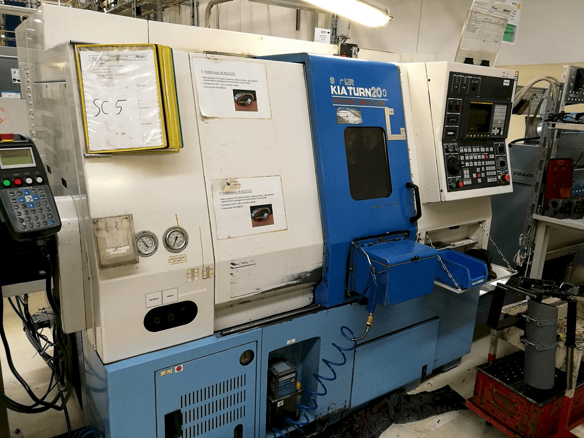 Vista frontale della macchina Kia Super Kia Turn 200