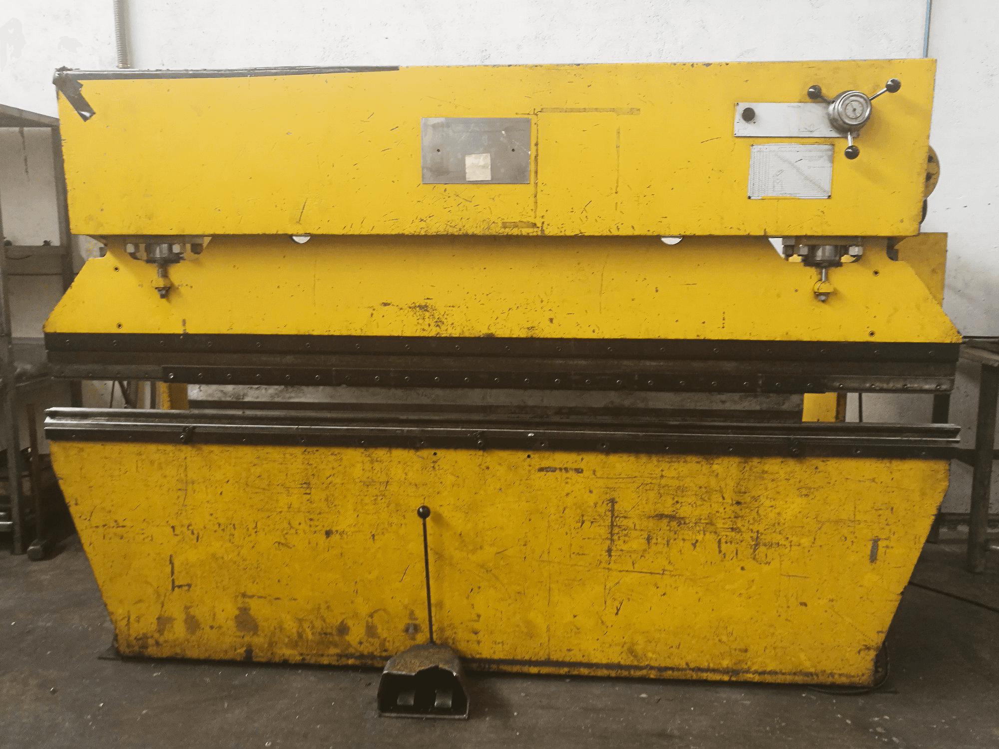 Vista frontale della macchina Ajial 75 Tn