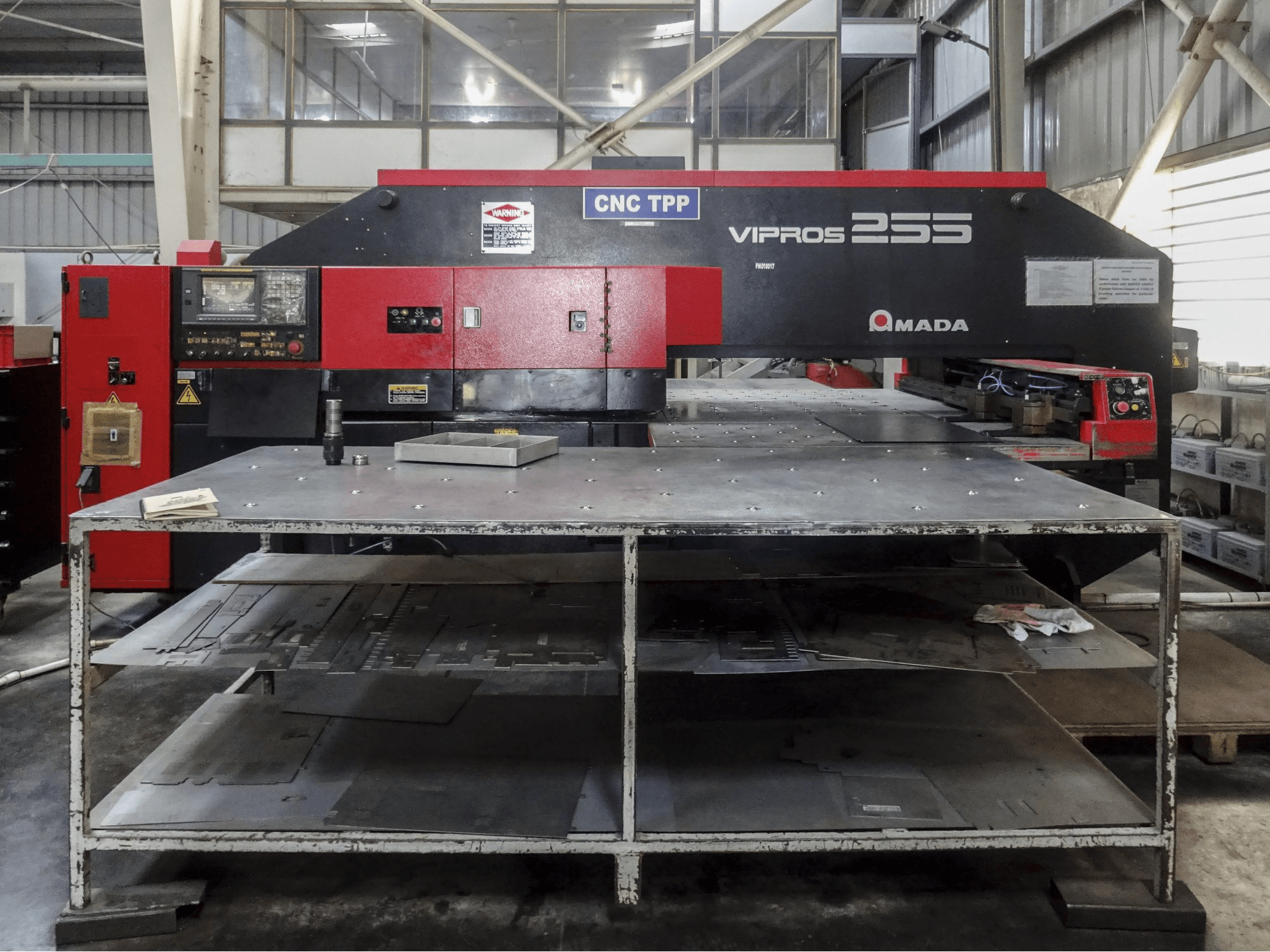 Vista frontale della macchina AMADA Vipros 255