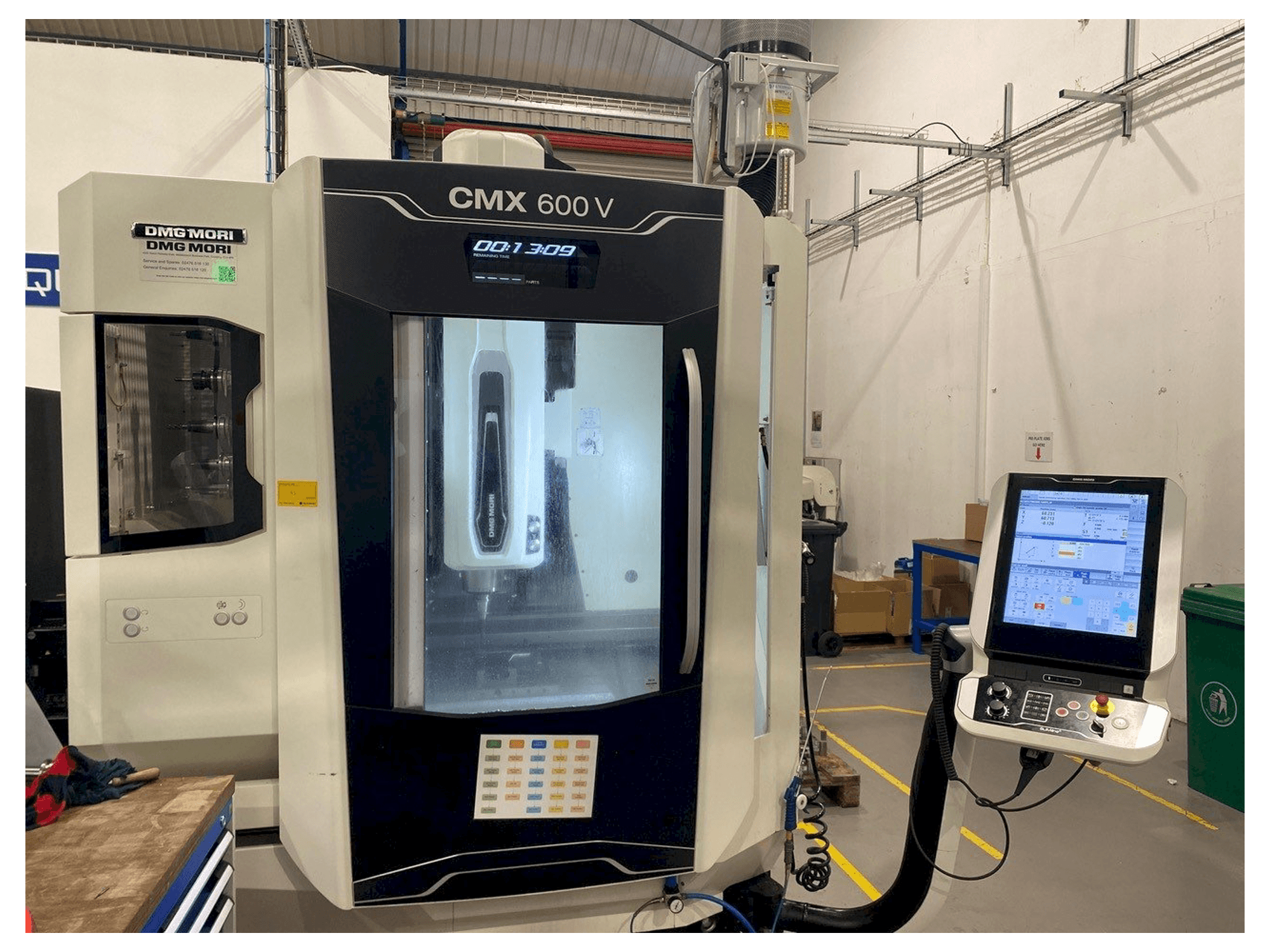 Vista frontale della macchina DMG CMX 600 V