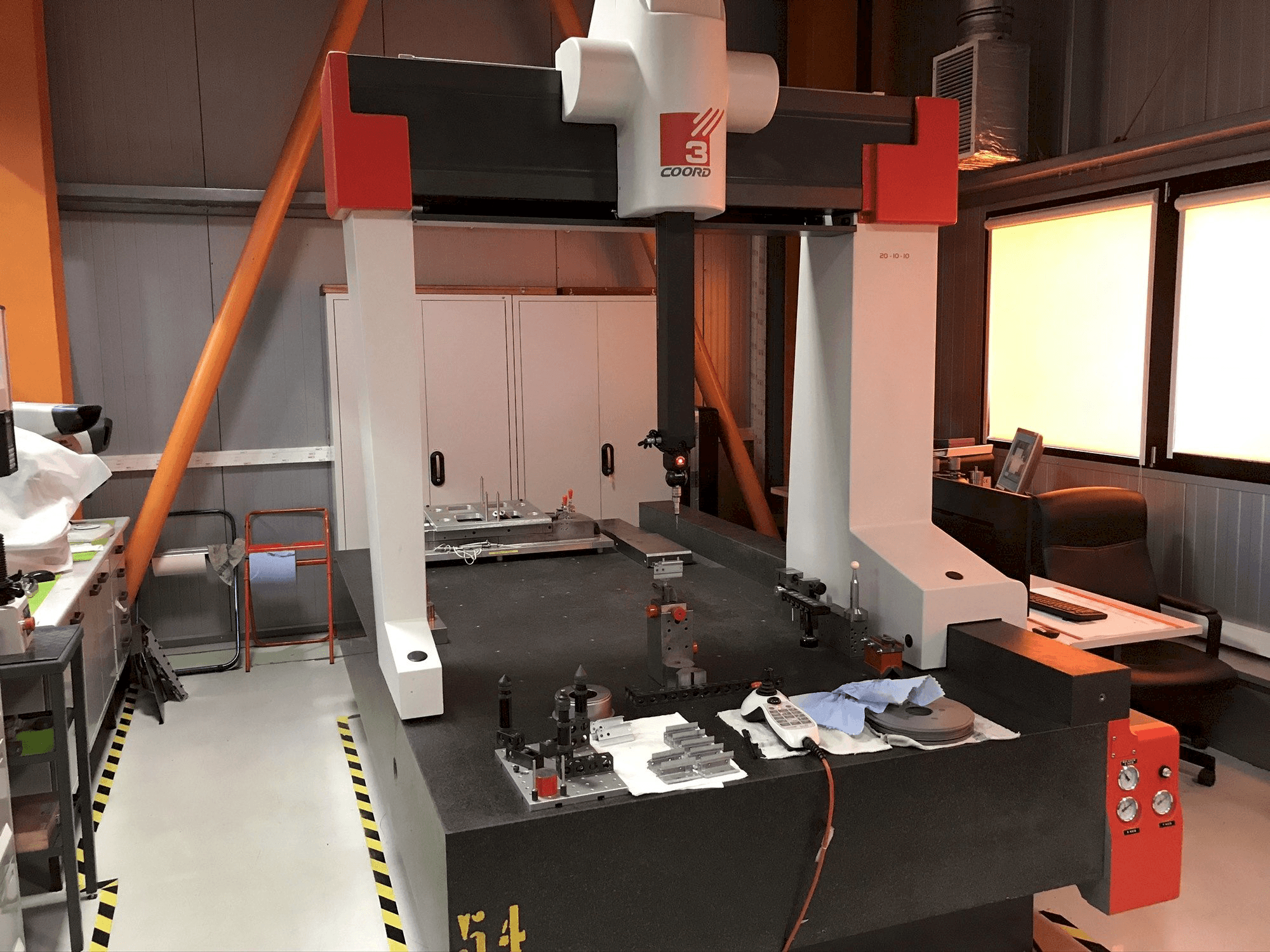 Vista frontale della macchina Coord3 MC16 20-10-10