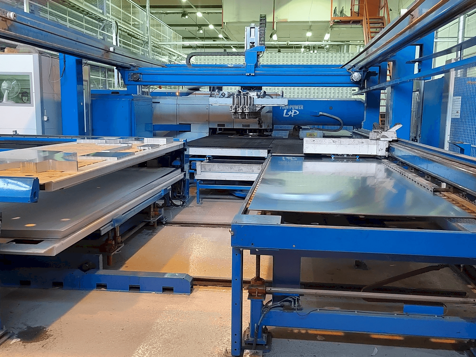 Vista frontale della macchina Finn-Power LP 64 SRIUV