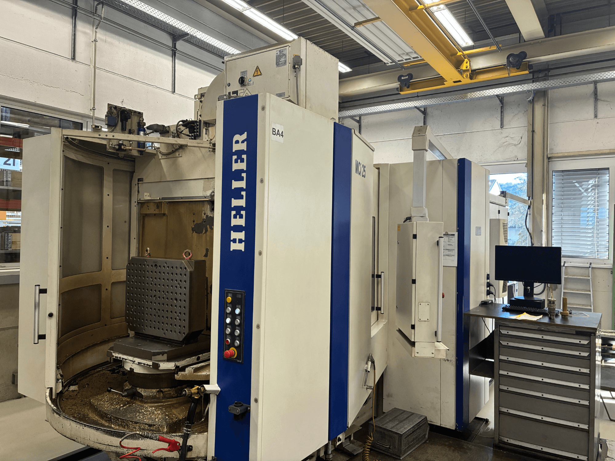 Centro di lavoro orizzontale HELLER MCi 25, vista frontale; presenta un piano di lavoro con attrezzatura esagonale e pannello di controllo visibile.