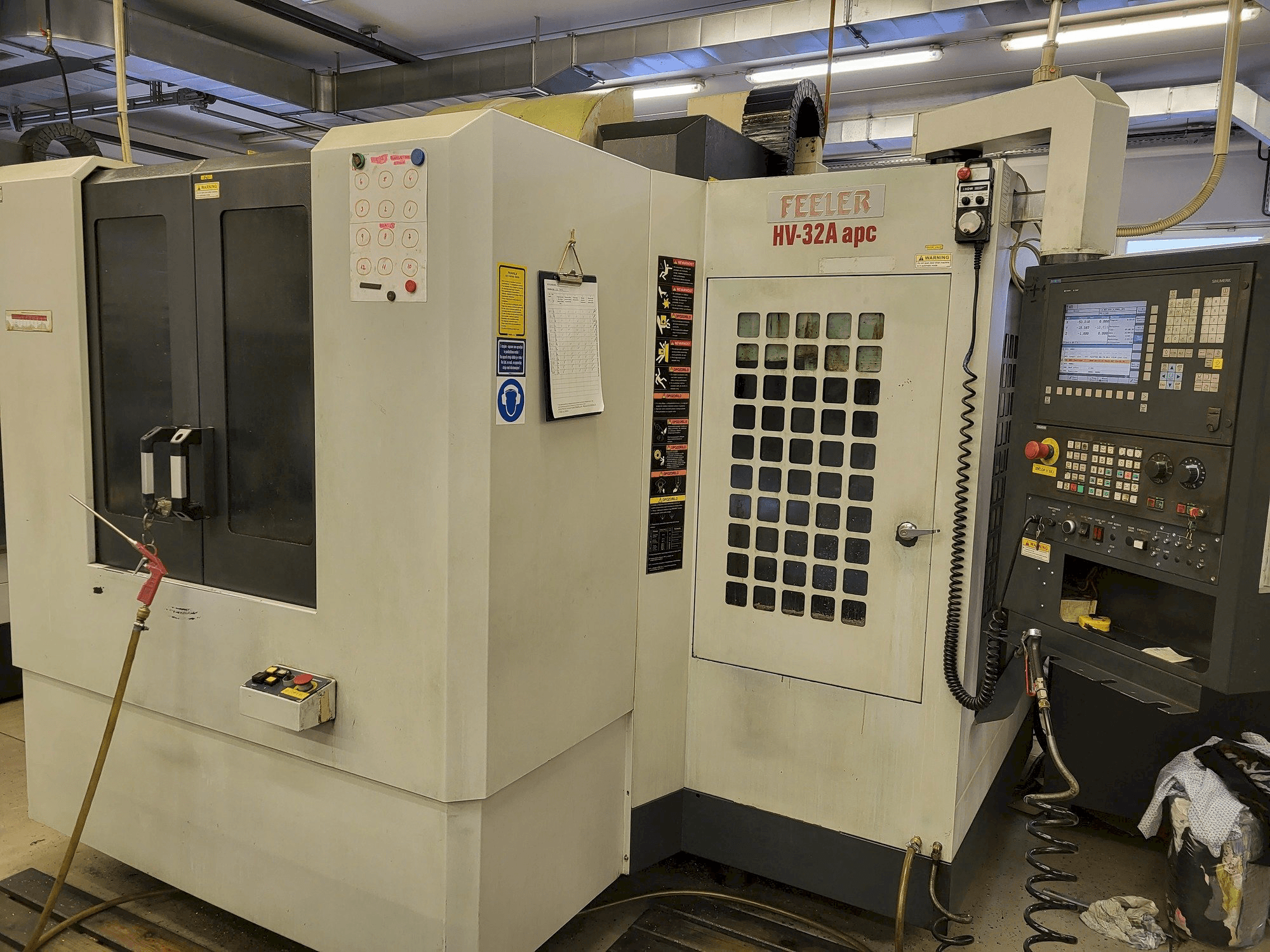 Vista frontale della macchina Feeler HV-32A-APC