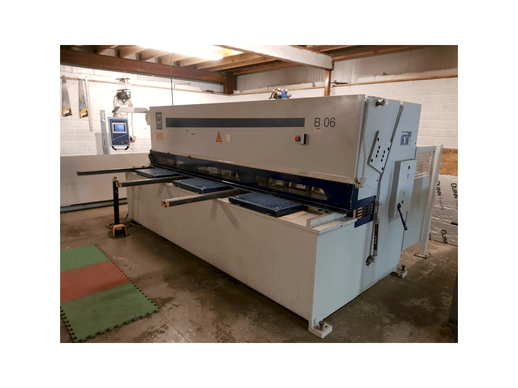 Vista frontale della macchina MVD B 06-3100