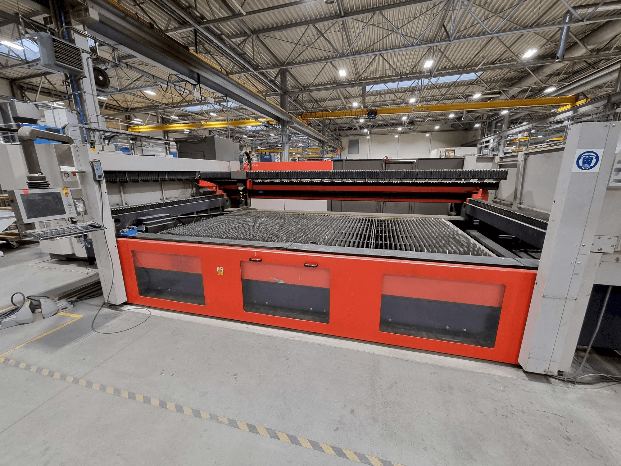 Vista frontale della macchina Bystronic Bylaser 4400