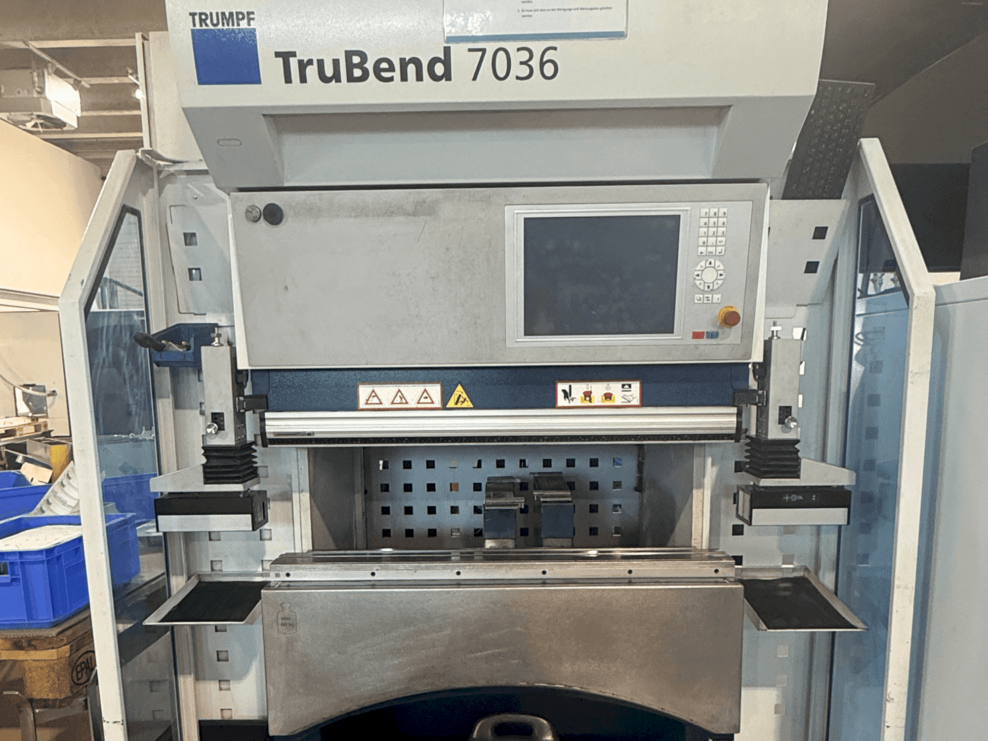 Vista frontale della macchina TRUMPF TruBend 7036