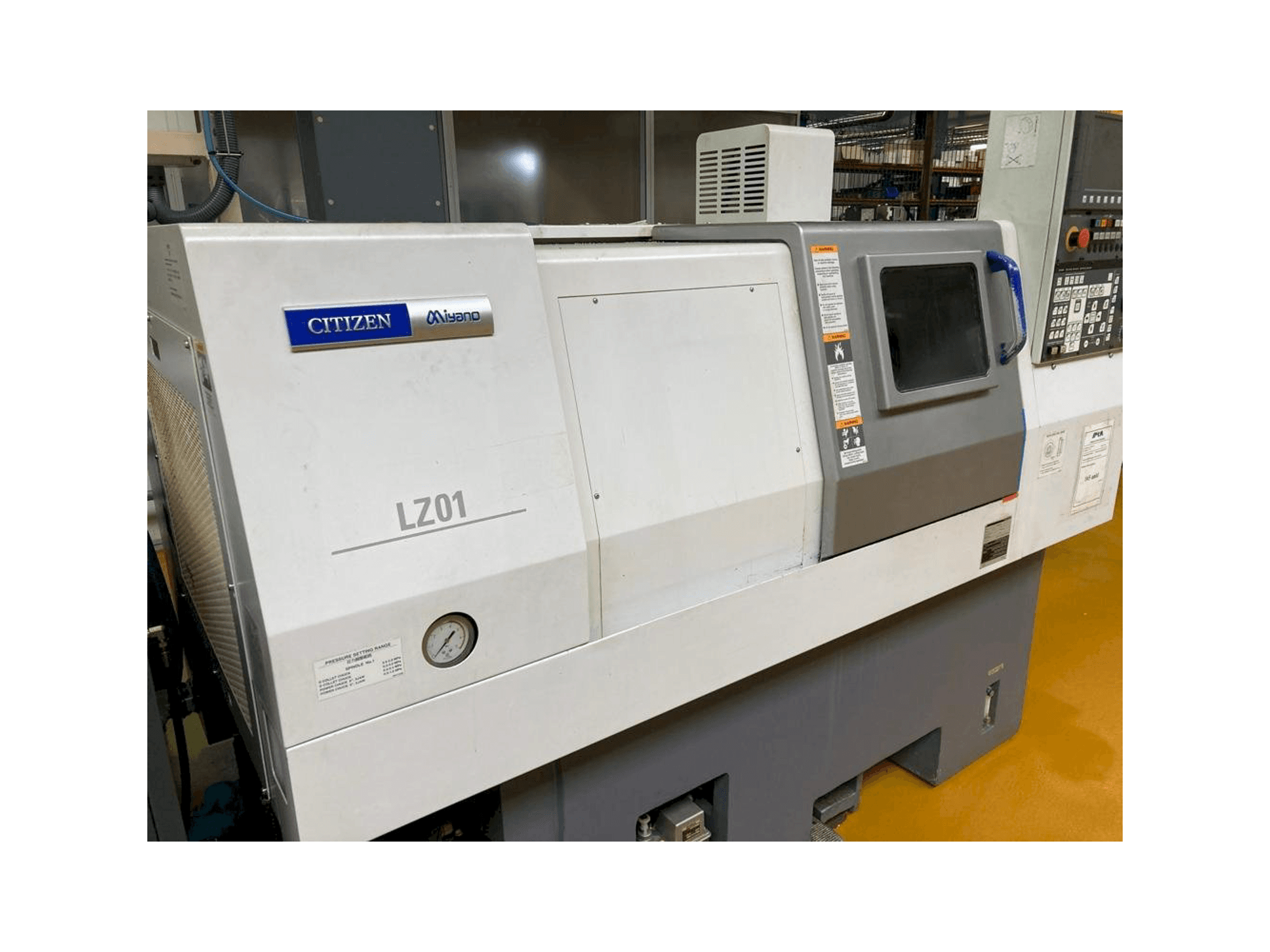 Vista frontale della macchina Miyano LZ-01RY2