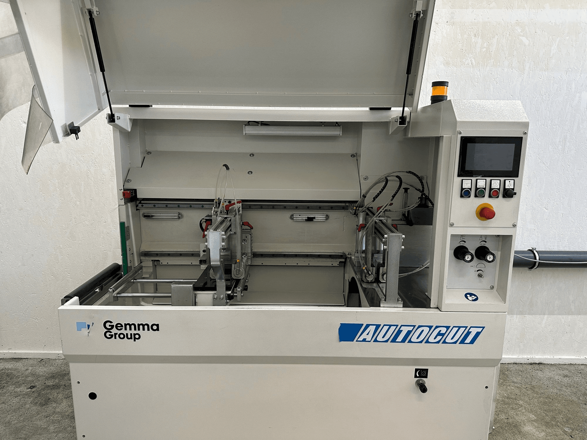 Vista frontale della macchina Autocut 550