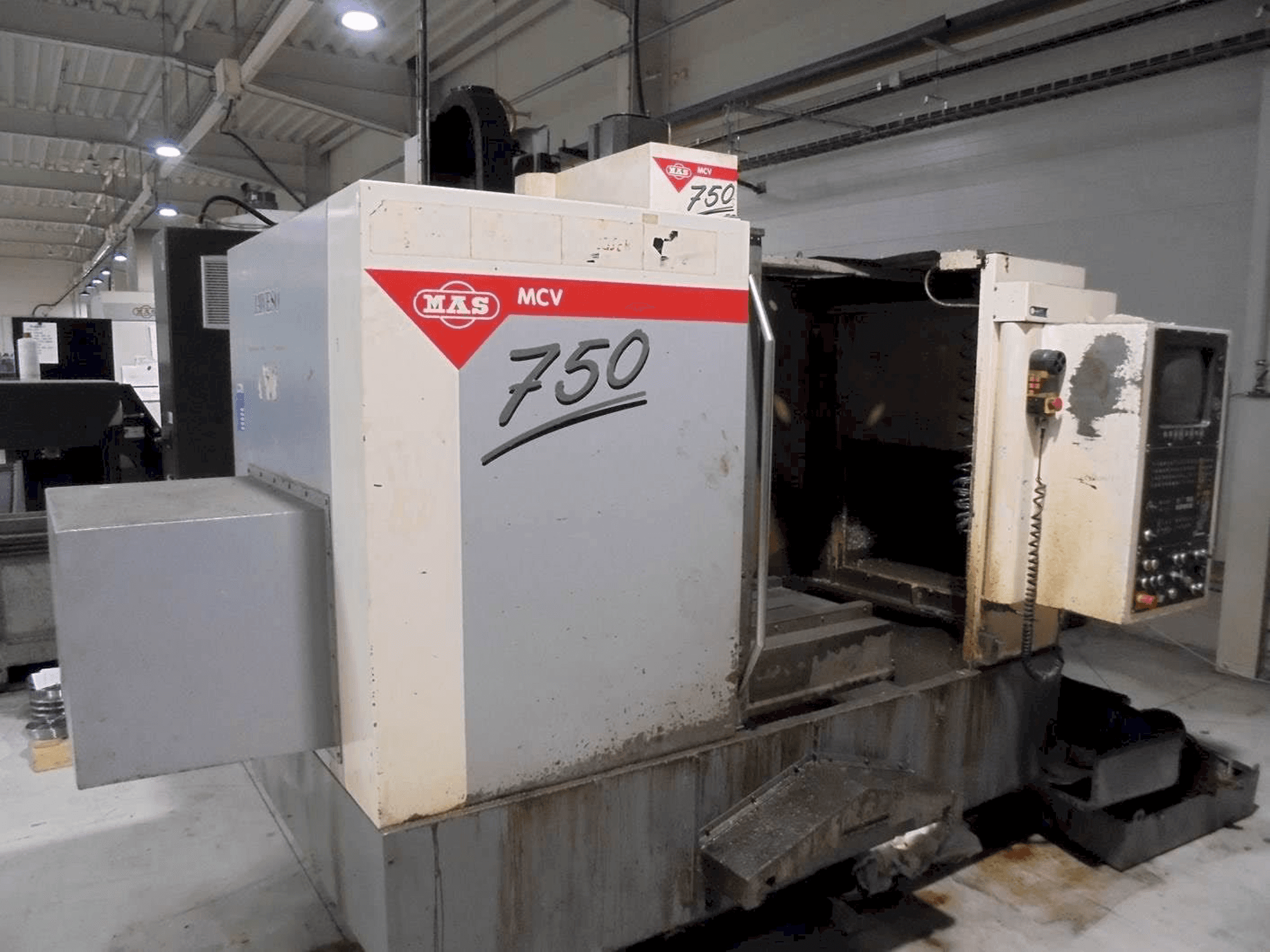 Vista frontale della macchina KOVOSVIT MAS MCV 750